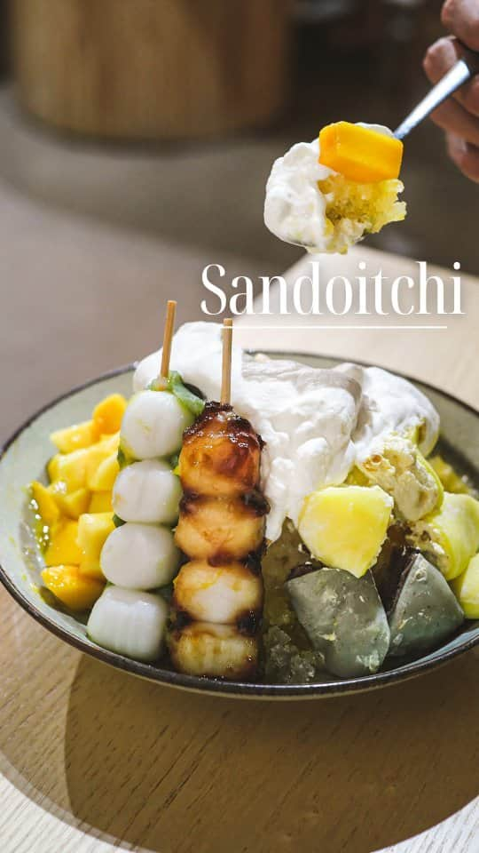 Erinaのインスタグラム：「Kakigo-ri with Dango 🍡 is my favorite treat, all in one bowl that I couldn't resist trying! 😆   They offer seasonal fruits 🥭 so you might find different Kakigori:)  @sandoitchicafe   #dango#オーストラリア#シドニー#かき氷#dessert #cafe #sydneycafe #sydneyeats #mochi」