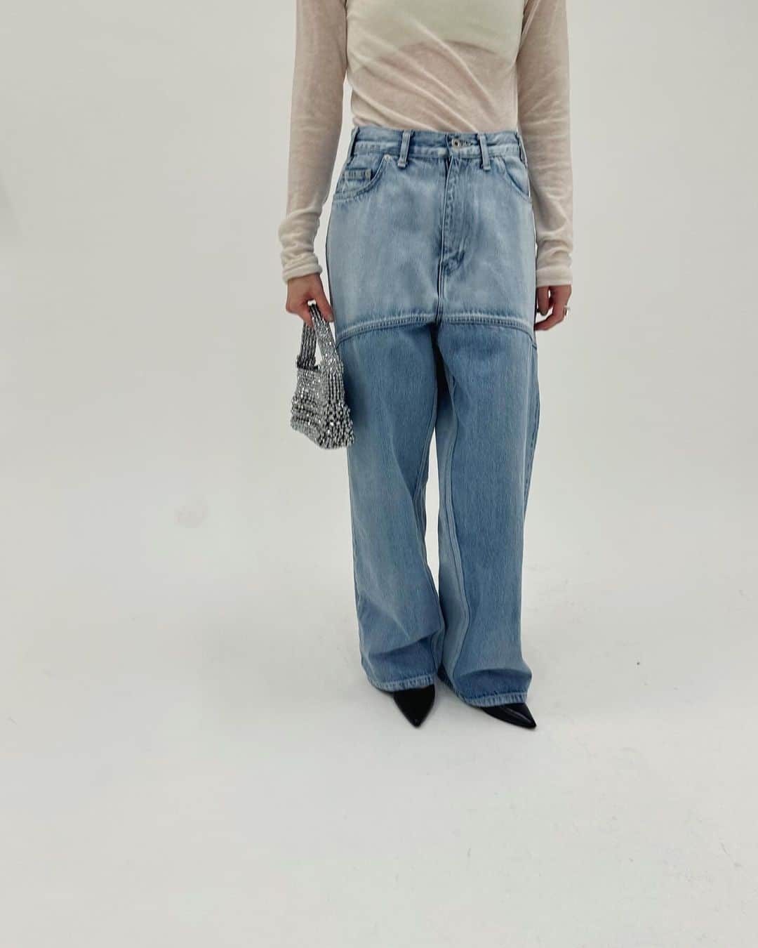 エディットフォールルのインスタグラム：「. LULU new denim 👖🩶 11.23 11:00 new in   curve line bicolor denim size:34,36,38 ¥30,800 tax in (156cm 36size着用)  １枚で着こなしが完成するデザインデニム。 冬のコーディネートに１枚プラスすると、新鮮なスタイリングになります。  切り替えをカーブラインですることで、バイカラーを少し柔らかいニュアンスに見せているのがポイント。 ゆるっとしたシルエットですが、ウエストとヒップは程よくフィットさせフェミニンな印象に。  落ち感がでるように柔らかい生地に仕上げているのもこだわりです。  bag: SHRIMPS 11/24 11:00-」