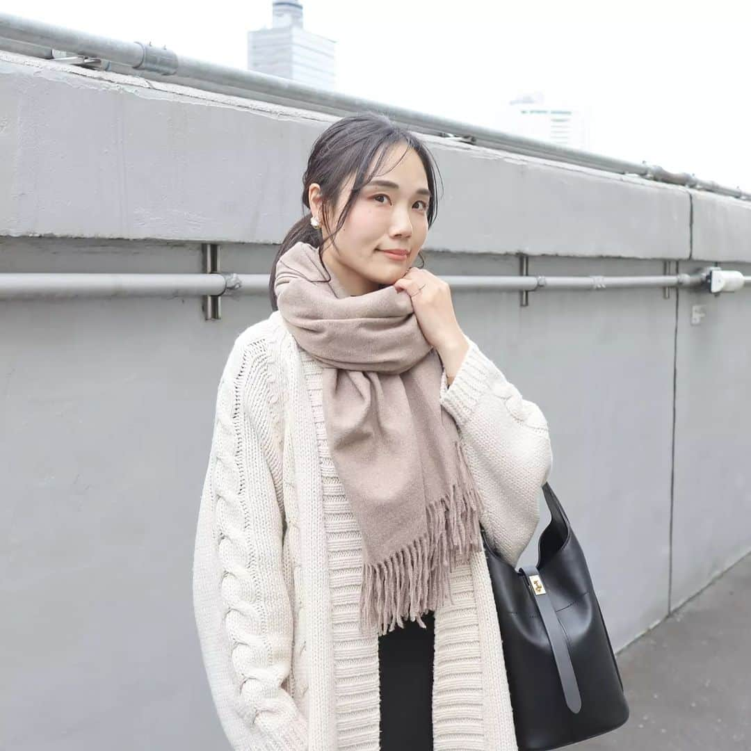 Eri Satoさんのインスタグラム写真 - (Eri SatoInstagram)「【moca×ivory×blackコーデ】 · stoll: @todayandalways_official bag: @orsetto_official · ストールは @todayandalways_official  これすごく肌触りが良くて、、、🥺✨ カラー展開も豊富で、 私はモカの色にしたよ🥰 手持ちのアウターにも合うし、すごくお気に入り💓 大判だから肌寒い時は肩掛けしたり、とっても便利🙌 · 21日20時〜、 楽天ブラックフライデーが始まるから お得になるの🥺 ぜひチェックしてね✨ · · #PR#TODAYALWAYSgoods #ストール#プチプラ#カシミヤタッチ#マフラー #秋コーデ#冬コーデ#プチプラコーデ#カジュアルコーデ」11月21日 19時30分 - satoeri626