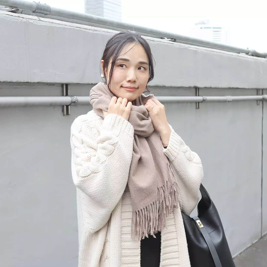 Eri Satoさんのインスタグラム写真 - (Eri SatoInstagram)「【moca×ivory×blackコーデ】 · stoll: @todayandalways_official bag: @orsetto_official · ストールは @todayandalways_official  これすごく肌触りが良くて、、、🥺✨ カラー展開も豊富で、 私はモカの色にしたよ🥰 手持ちのアウターにも合うし、すごくお気に入り💓 大判だから肌寒い時は肩掛けしたり、とっても便利🙌 · 21日20時〜、 楽天ブラックフライデーが始まるから お得になるの🥺 ぜひチェックしてね✨ · · #PR#TODAYALWAYSgoods #ストール#プチプラ#カシミヤタッチ#マフラー #秋コーデ#冬コーデ#プチプラコーデ#カジュアルコーデ」11月21日 19時30分 - satoeri626