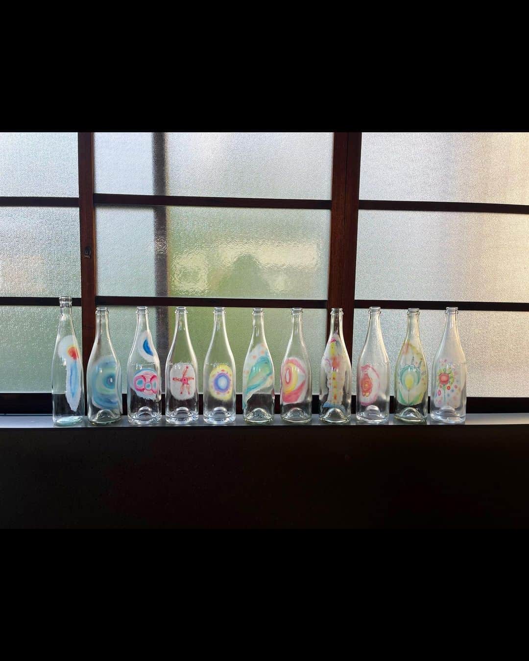 下條ユリさんのインスタグラム写真 - (下條ユリInstagram)「🌌 Cosmos in the bottles  Collaboration with Masayo  それぞれの瓶に詰まった それぞれの物語 (日本語↓)  I always wanted to make wine labels, to be a storyteller for the cosmos in the bottle.   I love watercolors or ink because the transparency allows me to dive deeper into freedom of imagination. I wanted to see them in the water, through the glass, with reflections like mirages.   @masayofunakoshi made her cosmic liquid and poured it into those bottles.   It’s still in the process of trial and error, but I thought it would be a beautiful beginning to the collaboration with Masayo ⚪️  ずっと昔からワインのラベルを描いてみたかった。ボトルの中にある宇宙のストーリーテラーになりたくて。  水彩画やインクで絵を描きたいのは、透明だから。 より自由な想像力の奥に深く潜れそうだから。 そしてその絵たちを水の中で、ガラス越しに、光の反射の中に現れる蜃気楼のように見てみたいと思った。  雅代ちゃんが宇宙の液体を作り、その瓶の中に詰めた。  まだまだ試行錯誤の段階だけど、これは雅代ちゃんとのとても素敵なコラボレーションの始まり🤍  Photos (except 1) 相模友士郎 @yujirosagami   **Final  week 日曜日まで **  下條ユリ　 線と点と　展   Yuri Shimojo  Exhibition in Kyoto  “A line  and  a dot  and”   〜 11.26 (日)   毎週　金、土、日　 11:30-17:00 予約不要  @farmoon_kyoto  Farmoon 茶楼　 左京区北白川東久保田町九 Kyoto Japan」11月21日 16時11分 - yurishimojo