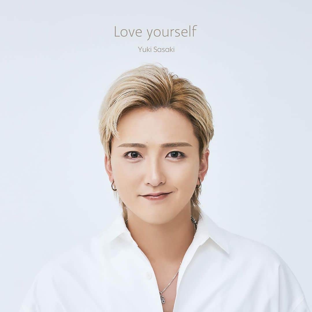 佐々木和也さんのインスタグラム写真 - (佐々木和也Instagram)「8th Single 「Love yourself」  12/2(土)配信リリース決定  福岡スクールオブミュージック&ダンス専門学校シンガーソングライターコースの在校生との共同制作プロジェクト楽曲。  今回このような素敵なプロジェクトにお誘いいただき本当に嬉しさしかありません。 夢を持ち、音楽が大好きなみんなと曲を作る。  真っ直ぐな瞳から純粋な心、好奇心、緊張、自信たくさんの感情が伝わりました。  1回目の打ち合わせで僕のこういう曲にしたい！こういうメッセージがあってこういう気持ちを歌いたい！って長々と伝えてそれからは、DAICHI君と共に生徒さんが楽曲の制作を進めてくれました。 その後は福岡と東京でDAICHI君と連絡を取り合い確認や修正を繰り返してもらい、先日レコーディング。 生徒のみんなと長い時間レコーディングを共にしました。 僕が歌ったあとは生徒さんがコーラスを1人ずつレコーディングしていく。 声が重なっていく。 その時の多幸感が忘れられないなぁ。 そしてDAICHI君と生徒の皆さんと一緒に素敵なずっと大切にしたい曲が出来上がりました。  "隣に居てくれる人を大切にしよう。 支えてくれる人を大切にしよう。 大切な人をもっと大切にしたいから自分を愛し、当たり前じゃない今に気付こう。今を生きてることただそれだけできっと幸せは側にあるから。"  たくさんの方にこの「Love yourself」届きますように。  #佐々木佑紀 #SASAKIYUKI #福岡スクールオブミュージックアンドダンス専門学校」11月21日 16時17分 - yuki_sasaki_67