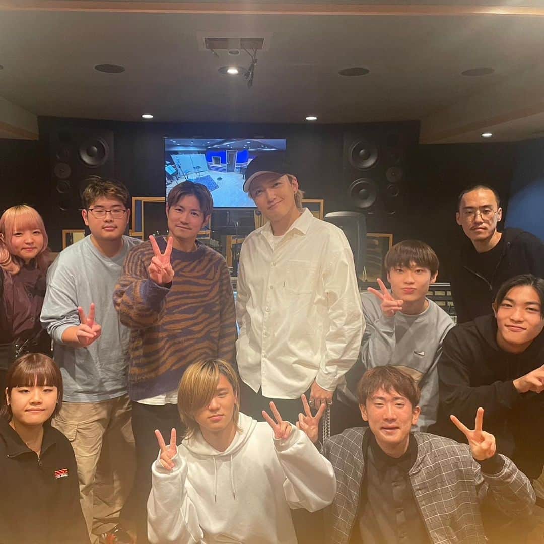 佐々木和也さんのインスタグラム写真 - (佐々木和也Instagram)「8th Single 「Love yourself」  12/2(土)配信リリース決定  福岡スクールオブミュージック&ダンス専門学校シンガーソングライターコースの在校生との共同制作プロジェクト楽曲。  今回このような素敵なプロジェクトにお誘いいただき本当に嬉しさしかありません。 夢を持ち、音楽が大好きなみんなと曲を作る。  真っ直ぐな瞳から純粋な心、好奇心、緊張、自信たくさんの感情が伝わりました。  1回目の打ち合わせで僕のこういう曲にしたい！こういうメッセージがあってこういう気持ちを歌いたい！って長々と伝えてそれからは、DAICHI君と共に生徒さんが楽曲の制作を進めてくれました。 その後は福岡と東京でDAICHI君と連絡を取り合い確認や修正を繰り返してもらい、先日レコーディング。 生徒のみんなと長い時間レコーディングを共にしました。 僕が歌ったあとは生徒さんがコーラスを1人ずつレコーディングしていく。 声が重なっていく。 その時の多幸感が忘れられないなぁ。 そしてDAICHI君と生徒の皆さんと一緒に素敵なずっと大切にしたい曲が出来上がりました。  "隣に居てくれる人を大切にしよう。 支えてくれる人を大切にしよう。 大切な人をもっと大切にしたいから自分を愛し、当たり前じゃない今に気付こう。今を生きてることただそれだけできっと幸せは側にあるから。"  たくさんの方にこの「Love yourself」届きますように。  #佐々木佑紀 #SASAKIYUKI #福岡スクールオブミュージックアンドダンス専門学校」11月21日 16時17分 - yuki_sasaki_67
