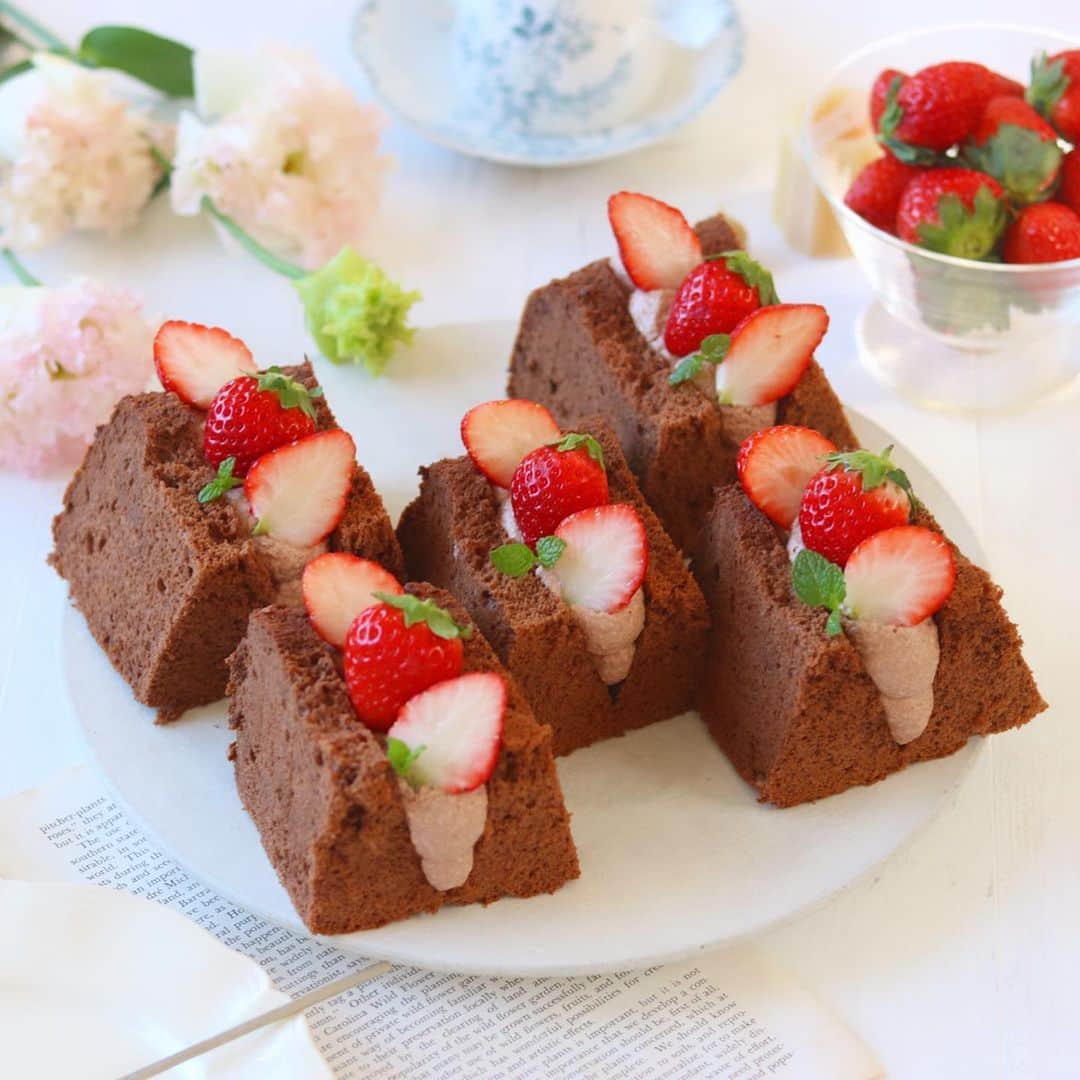 mikiのインスタグラム：「・ ・ bake.chocolate chiffon cake🍫  東京へ行ってる間に賞味期限が迫った生クリームが🙃 チョコクリームにして、スーパーで苺を見つけたのでトッピング🍓 甘くて美味しい！！  先日約10年ぶり訪れた東京🗼 またゆっくり別投稿で思い出綴ろ💓  要領分かってないから駅の階段のアップダウンで体力使いまくり、帰宅した次の日ヘトヘトだったけど、めちゃくちゃ楽しかったから毎日がんばれる🥺💓  良い1日を！  コメントお休みします🔐」