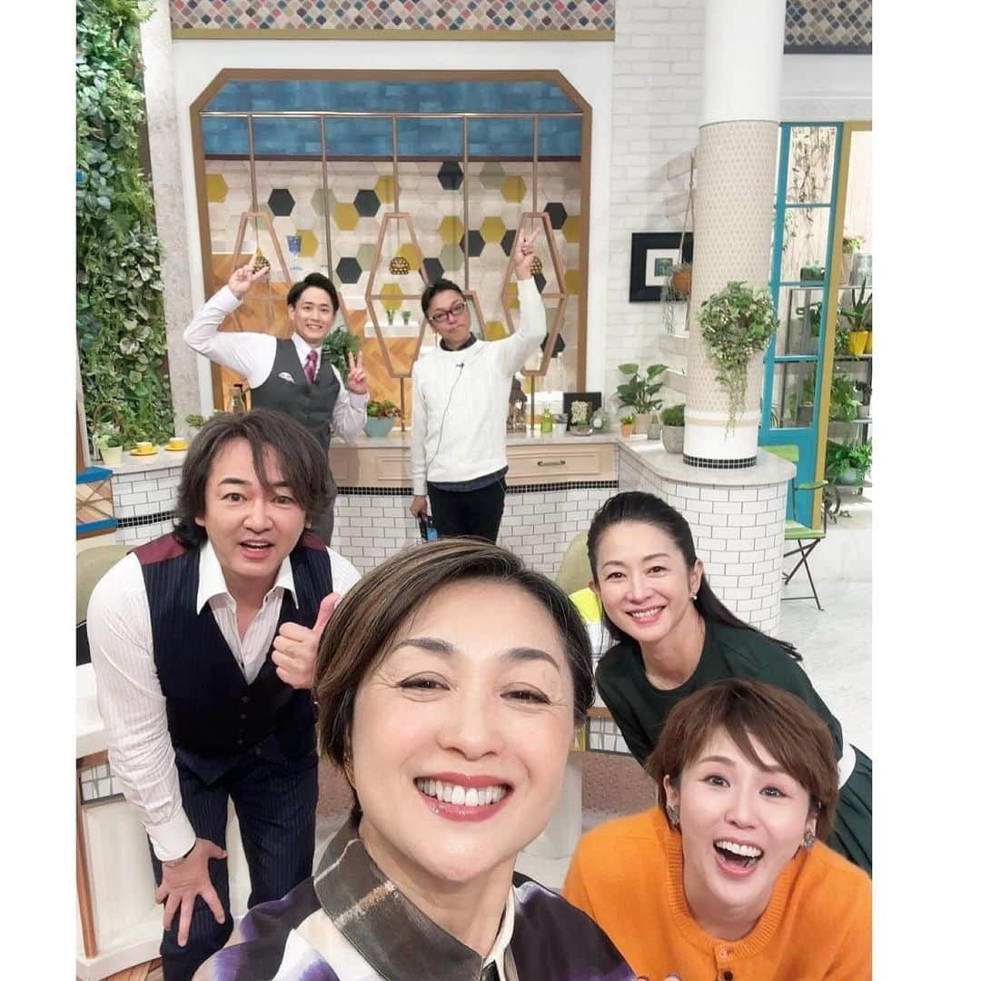 にしおかすみこのインスタグラム：「#テレ東#なないろ日和 #香坂みゆき　さん #山内乃理子　さん #マックン　 #高橋大悟アナウンサー　さん #土屋雅之　さん #私  写真 私、前へ前へのスタンバイ😚✨✨」