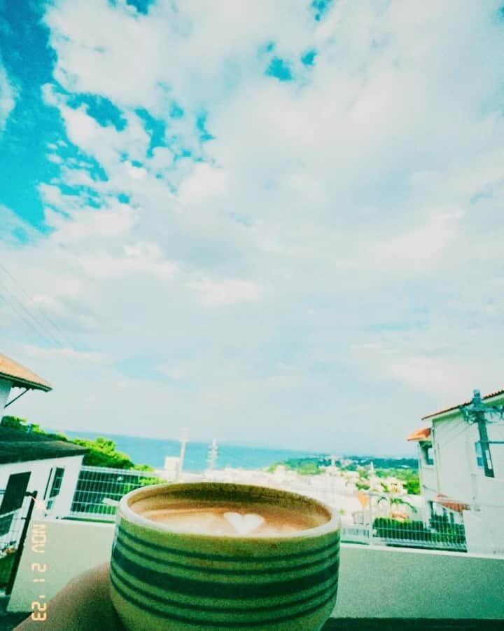 高橋メアリージュンのインスタグラム：「Good coffee with nice view in Okinawa. @margiche_coffeexbagle   おいしいコーヒーと綺麗な景色　in 沖縄☕️🏝美味しいベーグルもある🥯 7:00から空いてる🌅  #margichecofeexbagle #margichecoffee #cafeinokinawa #沖縄カフェ」