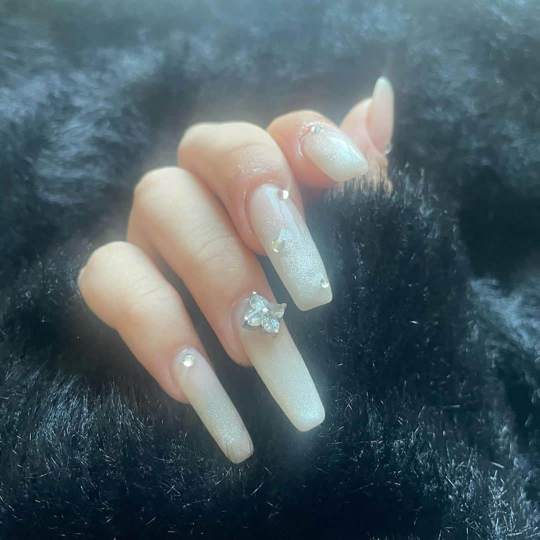 浅井マリサさんのインスタグラム写真 - (浅井マリサInstagram)「𝗻𝗲𝘄💅🏻💕💕 人生初マグネット✨ シンプルだけどキラキラでほんまかわいい🩷 今回も @ribbon.nail_chihori さんにして頂きました😽🎶 久しぶりのネイルでずっとテンション上がってる（笑）ずーーっとみちゃう♡笑笑   #マグネットネイル #ワンホンネイル #ピンクネイル #ハートネイル #ギャルネイル #京都ネイル」11月21日 16時20分 - marisa_a_egg