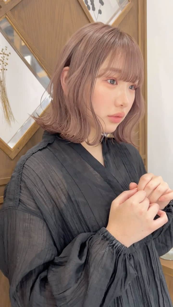 兼井遼のインスタグラム：「ピンクベージュ＊  柔らかくほつれるヘア😌  ツヤのある 暗くても透明のある カラーならお任せください☺️  11月12月のご予約も まだまだお取りできます🙇🏻  ご質問などは コメントにてお問い合わせください！😌  #ケアカラー  #ヘアアレンジ  #ケアダブルカラー  #巻き方  #髪質改善カラー  #イルミナカラー  #ミルクティーベージュ #グレージュ  #ケアブリーチ  #ハイライトカラー  #ハイトーンカラー  #ブリーチ  #ダブルカラー   #インナーカラー  #オリーブアッシュ  #グラデーションカラー  #グレージュカラー  #ツヤトーン  #パーマ  #艶髪  #外国人風  #髪質改善トリートメント  #くびれヘア  #シースルーバング  #髪質改善  #ラベンダーグレージュ  #オリーブグレージュ  #トリートメント  #ヘアアクセサリー　#インナーハイライト」