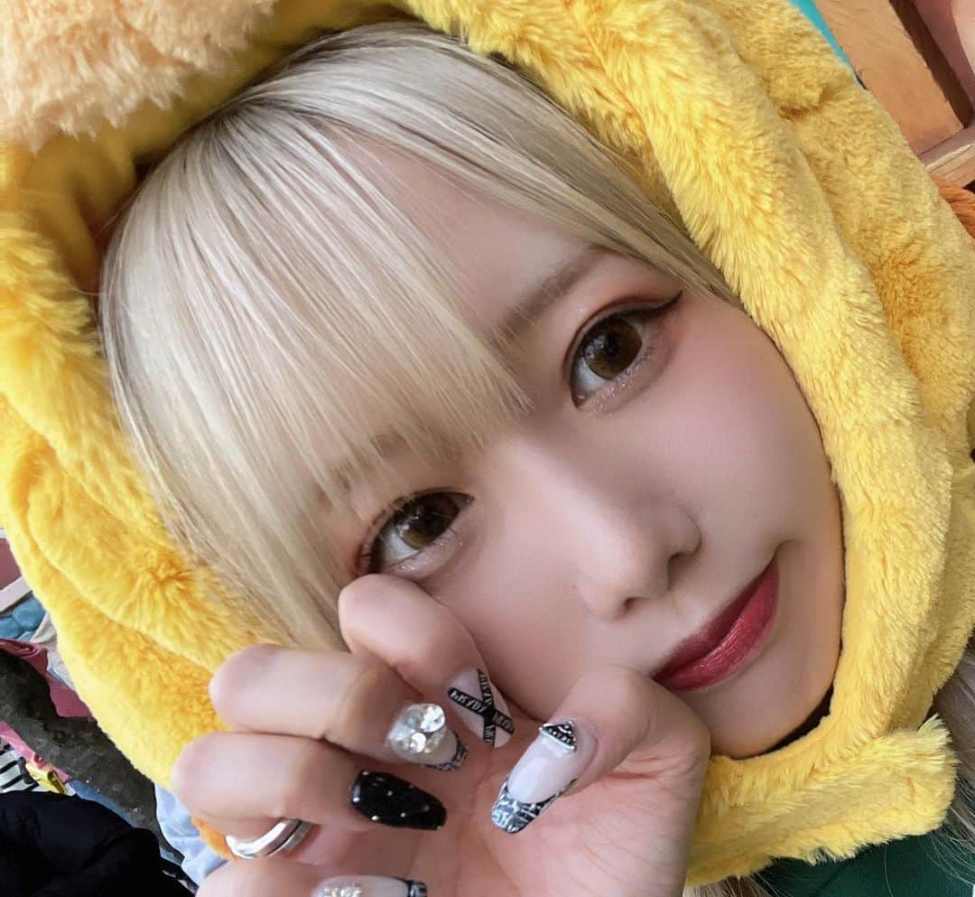 仮面ライアー217さんのインスタグラム写真 - (仮面ライアー217Instagram)「new nail💅 . . . 今回も安定のみゅうさん🫶ほんとにずーーーっとおしゃべりたのしいから是非指名して行ってみて欲しいし優柔不断な私にリードしてデザイン一緒に決めてくれるからほんとに頼もしい好🫧 #ネイル #ブランドネイル #ネイルマフィア渋谷 #newnails💅」11月21日 16時26分 - disnyna