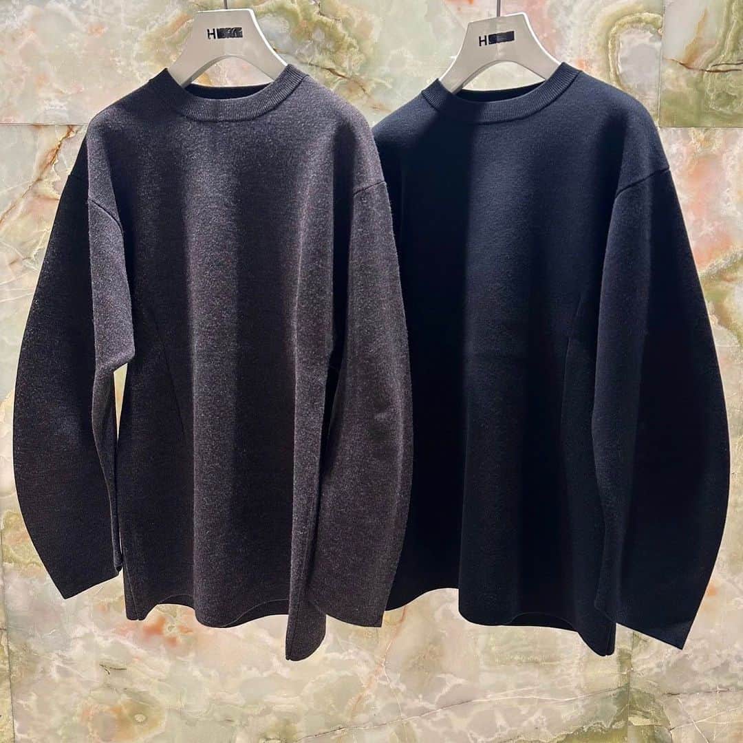 H BEAUTY&YOUTHのインスタグラム：「＜H BEAUTY&YOUTH＞ WOOL CURVY KNIT PULLOVER ¥31,900 Color: DK.GRAY/BLACK Size: FREE   #H_beautyandyouth #エイチビューティアンドユース @h_beautyandyouth  #BEAUTYANDYOUTH #ビューティアンドユース #Unitedarrows #ユナイテッドアローズ」
