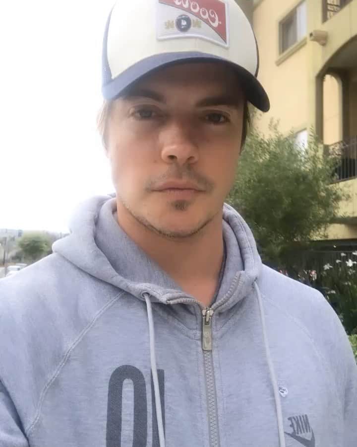 ジョッシュ・ヘンダーソンのインスタグラム：「I’ve had a long tough few days. Seein this vid made me smile. Miss this lil girl 🐶💙」