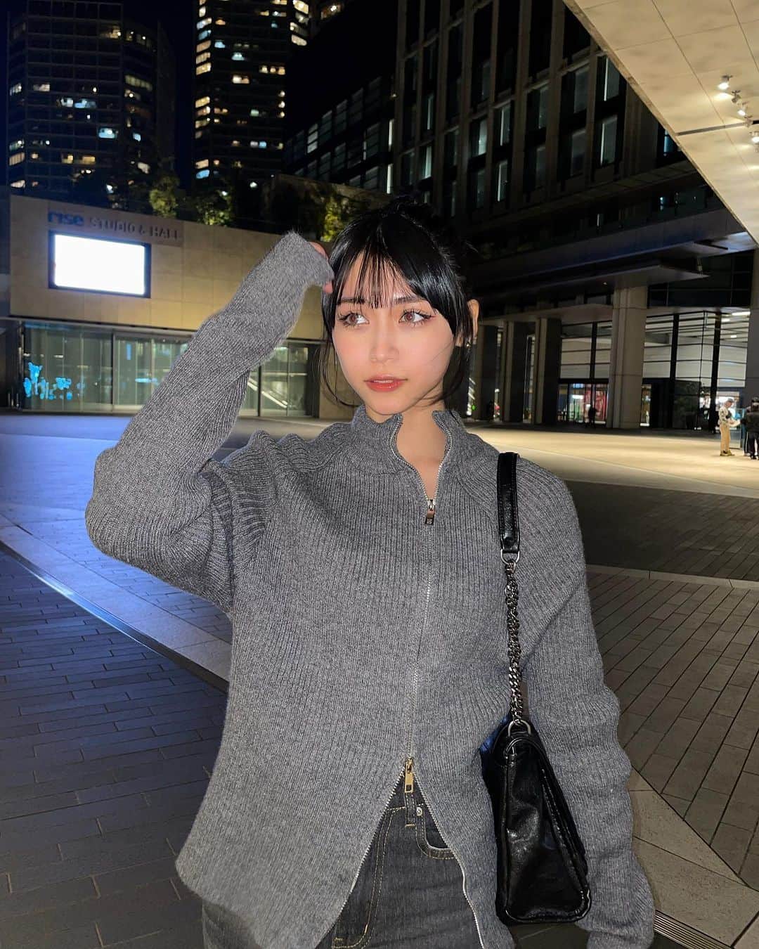 アンジーひよりのインスタグラム：「もう街中キラキラしてたわ💫💙 トップス @sendoo_official」