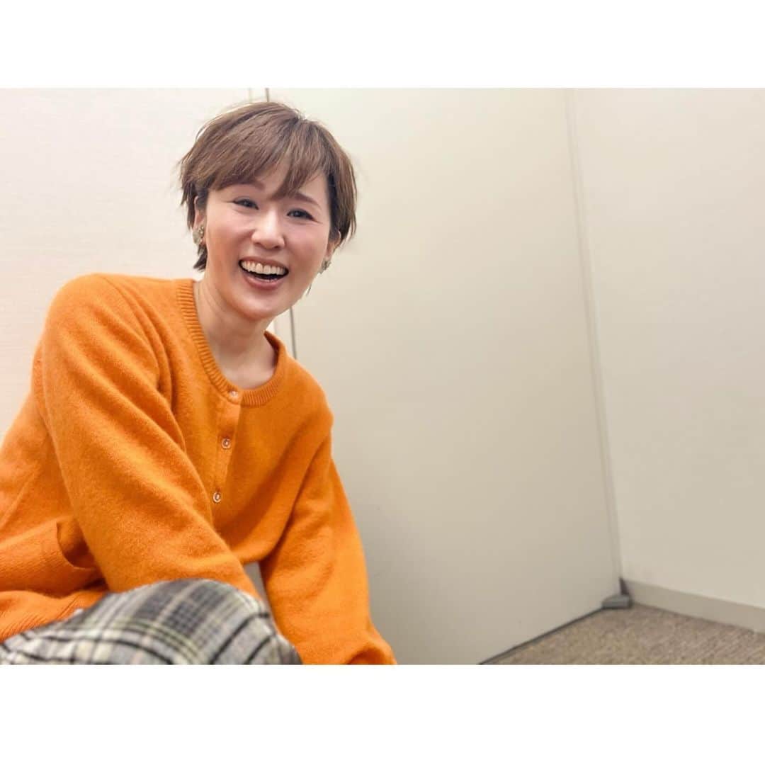 にしおかすみこさんのインスタグラム写真 - (にしおかすみこInstagram)「#衣装 明るいオレンジ〜😚✨  目が覚める色。  今朝は危なく二度寝するところだった。時間的には余裕で到着したんだけど、  もし、あのまま寝ていたらっていう想像で、目はとっくに覚めている😳」11月21日 16時28分 - nishioka_sumiko