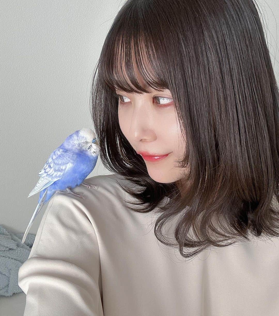 有村藍里のインスタグラム：「🕊️ あいるが寝てると一緒に眠くなる…( ˘ω˘ ) ｽﾔｧ  最近、お友だちにおすすめしてもらった @bebeaura_salon さんにご招待していただいて 行ってきました。 サロンの美肌美白浴では寝ながら全身ケアできるの マシンの中は心地良い温かさで爆睡してました…💤 沢山汗かいた〜腸活や代謝を上げてくれたりするんだって 最後にフェイシャルトリートメントで お肌ぴっかぴかに𓂃 𓈒𓏸  美容に関することはなんでも試してみたい🌼 もっと勉強しよう✏︎」