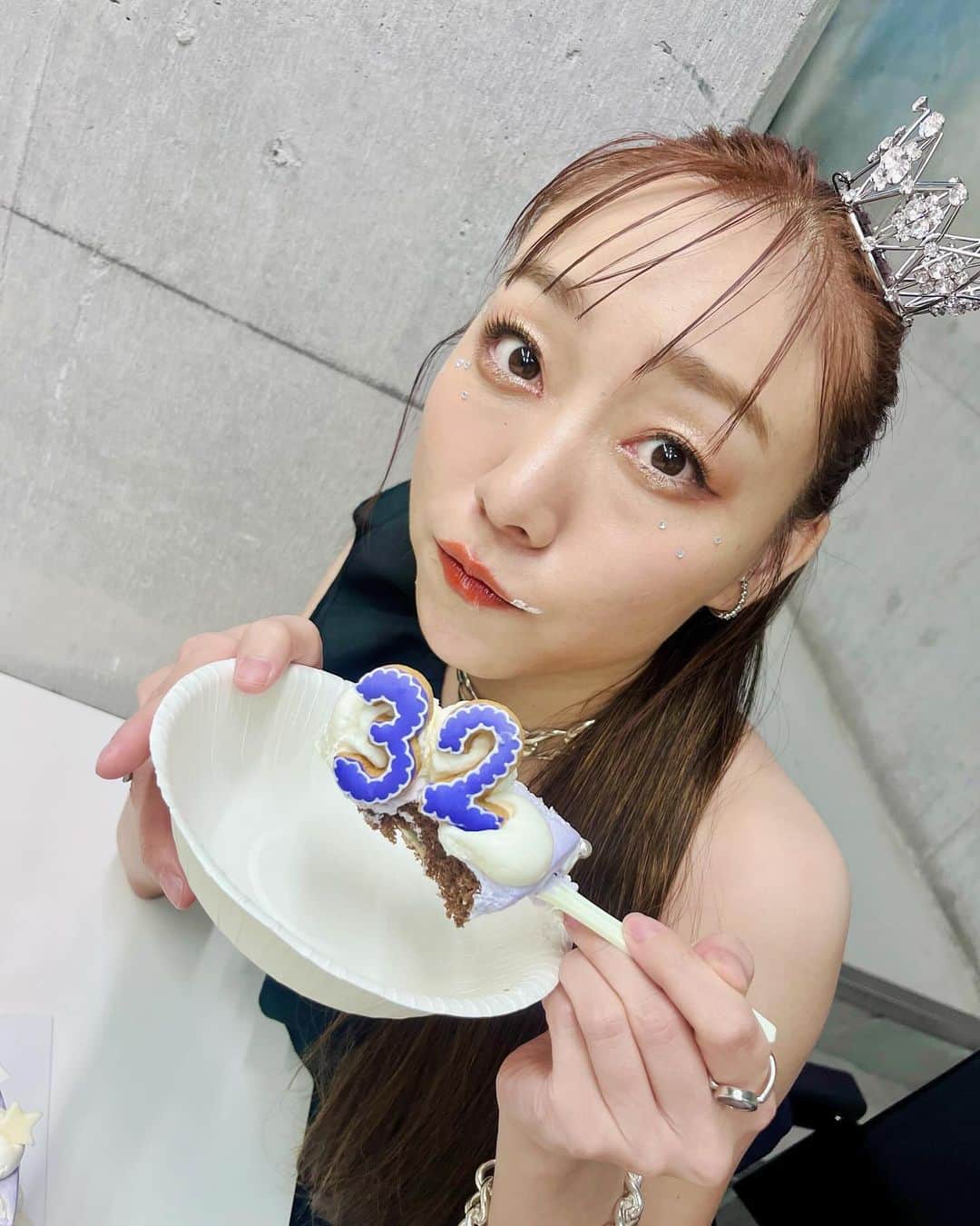 須田亜香里さんのインスタグラム写真 - (須田亜香里Instagram)「お誕生日投稿、おそらくラスト！  32という数字のデカさに驚くけれど、その数の分だけたくさんの時間を重ねて、たくさんの人と出逢えているから、何にも恥ずかしくないし、ちっとも怖くないです。 まだまだ未熟すぎることに対しての不安はあるけどね。  今回イベント開催で慣れないことを頑張ってくれたツインプラネットのチーム須田マネージャーの皆様ありがとうございました💫 本当にここの力は大きい。 願っても物理的に出来ないこともあるからね。 目標だった作詞作曲も叶いました。 そして、こんなにおっきなケーキをサプライズで用意してくれたマネージャーちゃんありがとう☺️  ファンのみんなと飲めるお酒を名古屋も東京も用意してくださった地元愛知の内藤醸造さん、ありがとうございました。本当に美味しい日本酒でした🍶 @naito_jouzou.omotesando   腕の筋が浮き出るほどBIGなブラックサンダーあんまきを贈ってくださった地元愛知のお亀堂さん、ありがとうございました🍡  そして、こんなにもでっかい愛がいっぱいなお誕生日イベントができたのは、ここまで出逢ってくれた一人一人のファンの方のパワー。本当にありがとう。 来年もお誕生日を口実にみんなの笑顔に会えますように🫰❤️ #サーティートゥー」11月21日 16時29分 - akarisuda