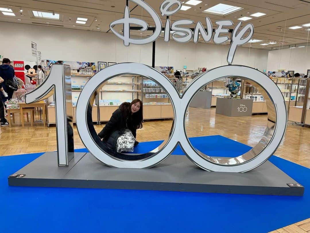 坂口理子さんのインスタグラム写真 - (坂口理子Instagram)「昨日、 Disney100 THE MARKET in福岡三越に行ってきました☺︎ (昨日の17:00までだったよー😭！！時差投稿すみません😭)  ランダム100種類ある中から、なんと、 推しメンのアリエル様を引き当てました.....ツイテル しかも大好きなキスガの衣装アリエル様😭なける  そしてランダムコースターも、 ピーターパンとわんわん物語が欲しくて ２つ購入してみたら見事に２つ当たりました🥹ツイテル  今日はツイテル日でした、、、。  と思ったら最後にそれを商業施設のお手洗いに 忘れてきた事に今、気づいて絶望してます。ありますように。  、、、、と下書きに書いたまま、 朝電話したら確かに御手洗の荷物掛けに丁寧に かけたままでした！！！！！  無事に戻ってきて、安心してみかんちゃんとの配信番組に臨めそうです！！！  #disney100 #disney #福岡三越 #アリエル」11月21日 16時31分 - ricopi__hkt48