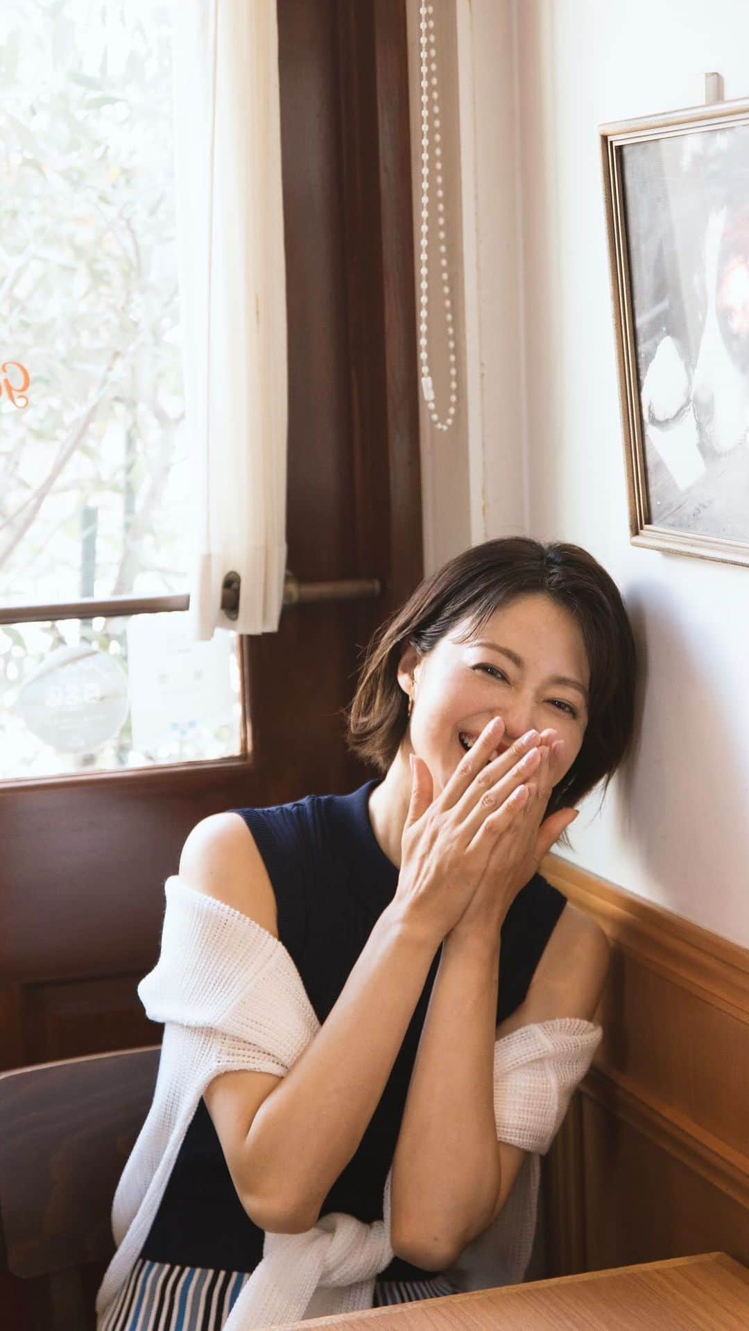 小林涼子のインスタグラム：「街ブラ♡ この時はまだ暑かったのに、今日は寒寒だ🍂  株式会社モリモトさんの 住まいと暮らしをデザインする Webメディア＜SUMAU＞にて 好きな街「自由が丘」をご紹介しました🚶  👗 @loveless___official  👜 @lawind__official」