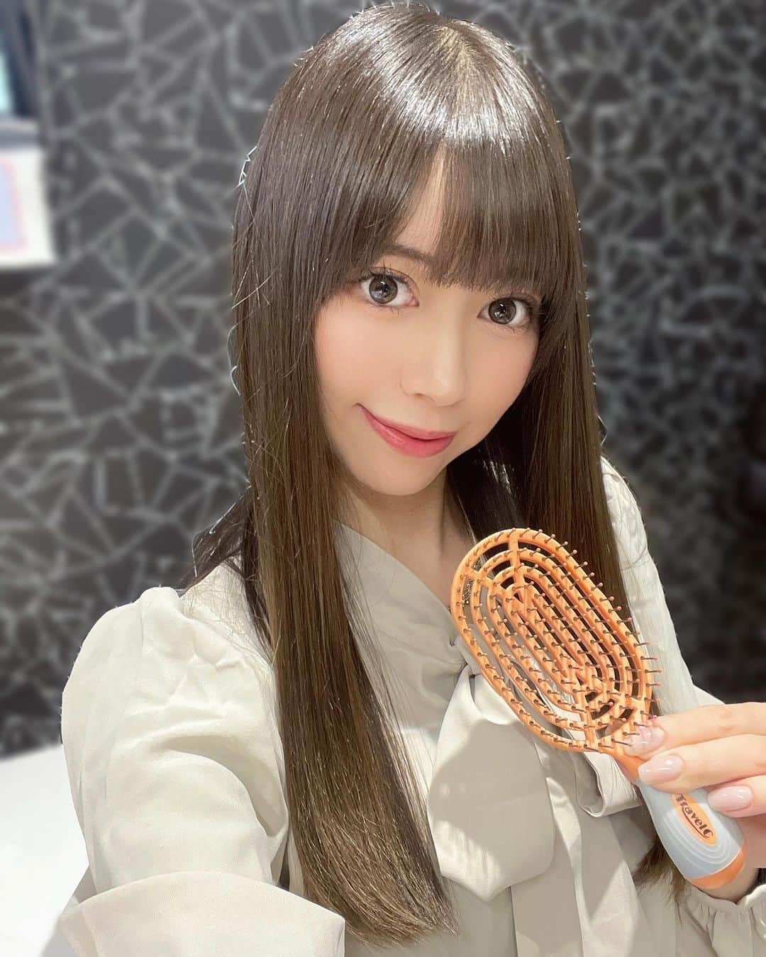 安森彩那さんのインスタグラム写真 - (安森彩那Instagram)「ぬんちゃれすごんざえもん☀️ NuWay4HairからNEWカラー 登場してた🍊✨ これ一本で、頭皮にフィットするからスカルプケアもできて、さらにアルガンオイル含浸でとぅるさら髪に✨ ふんわり空気を入れてボリュームも出せたり万能🍀✨ 髪でお悩みの方是非、お試しあれ✨ 気づいたら愛用して3年が経ってた😳❣️ あ、日本で最初に使用した者です。← - #ヘアブラシ #hairbrush  #nuway_japan #nuway4hair  #アルガンオイル #トルマリンイオン#Cカーブ #さらつや #ヘアケア #ヘアケア用品 #頭皮ケア #Cブラシ」11月21日 16時35分 - ayana.y_official