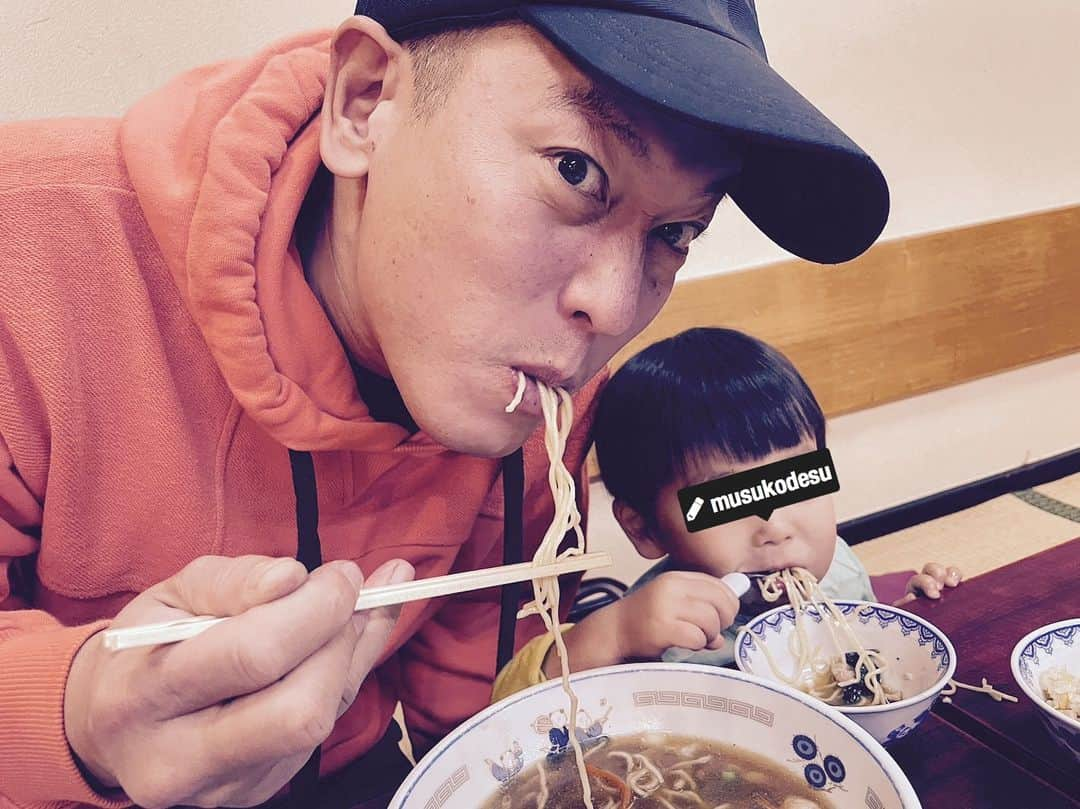 じゅんいちダビッドソンさんのインスタグラム写真 - (じゅんいちダビッドソンInstagram)「先日のファミ飯。ファミハンと読んでね。 ファミキャンぽく。 おんなじ顔して食ってると撮影したくなるそうです😆。まあしかしうまかった町中華。 味も薄めで子供に食べさせる罪悪感がない。 確かに子連れが多かったー。 中野区なので少し家から遠いがまた行きたいお店だね。 ラーメン食う年齢になった。麺ではなくて息子がどんどんのびしろですね〜 #ラーメン #町中華 #チャーハン最高 #撮影嫁  #ちびタビ #じゅんいちダビッドソン #ファミ飯  #ファミハン」11月21日 16時36分 - 0204junich_davidson_official