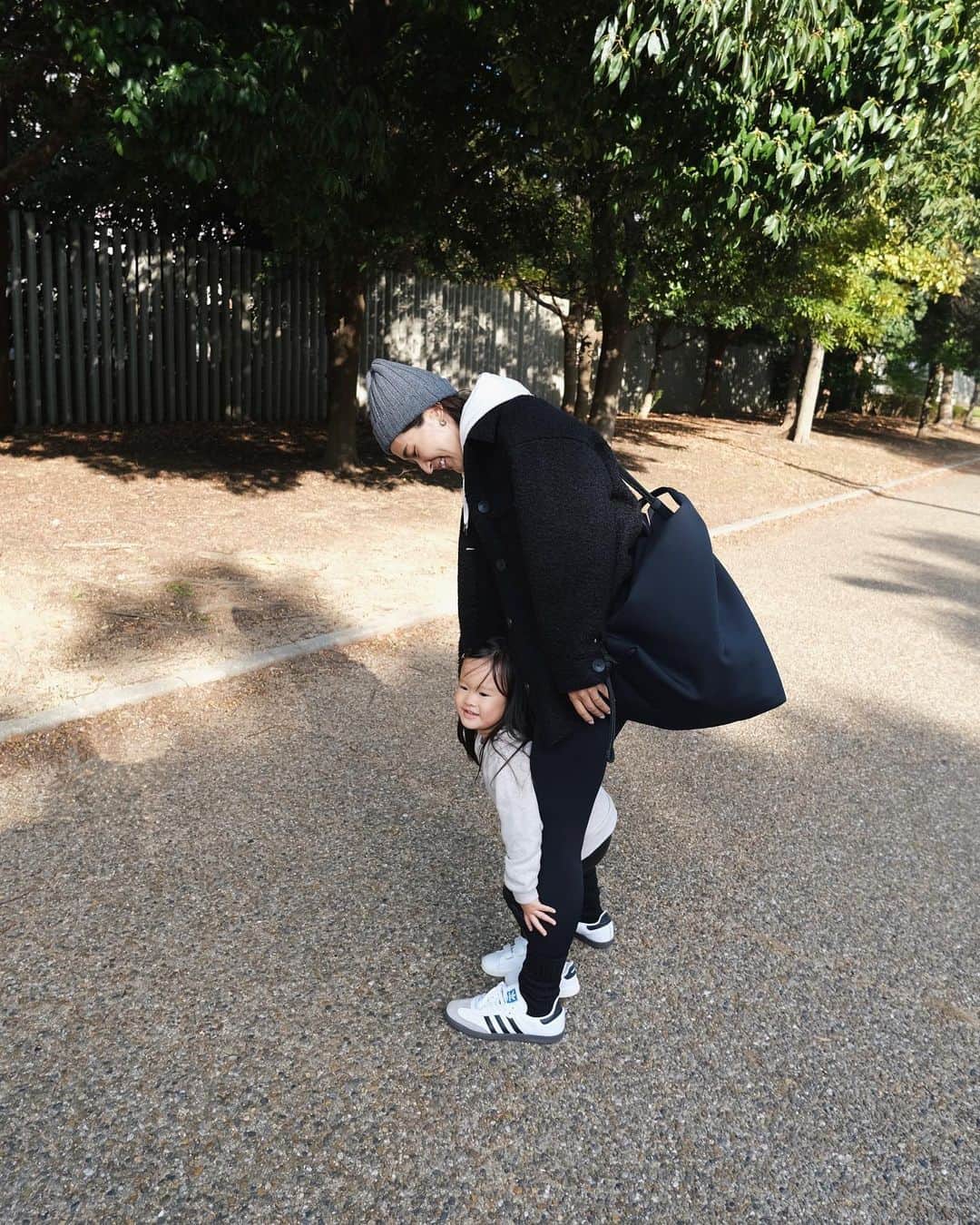 Hiromi Ｍaedaさんのインスタグラム写真 - (Hiromi ＭaedaInstagram)「先日の🤳🏽 公園日和だった日🍂♡  みことはこの日レザーパンツデビュー😎 一日で穴空いたけど可愛かった♡♡(公園に穿かせるパンツじゃなかった笑)  knit hat @unitedarrows_official #unitedarrows outer @zara #zara pierce @tomwood_project #tomwood  tops,pants @unoha_official #unoha bag @stateofescape.japan #stateofescapejapan shoes @adidasoriginals #adidassambaog」11月21日 16時36分 - hiron953
