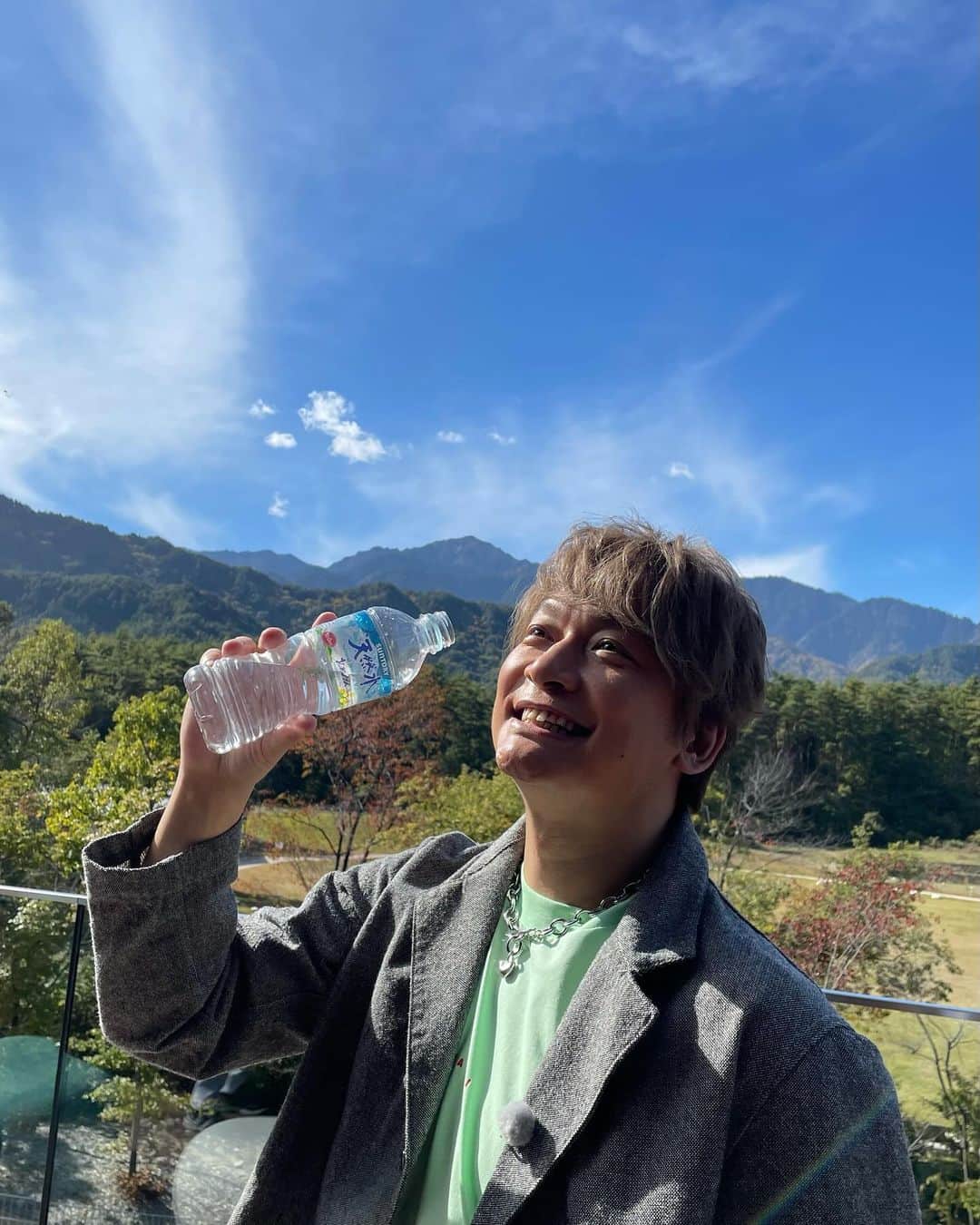 香取慎吾のインスタグラム：「気持ち良く美味しく楽しかった  #サントリー天然水 #サントリー天然水北アルプス信濃の森工場 #工場見学 #長野」