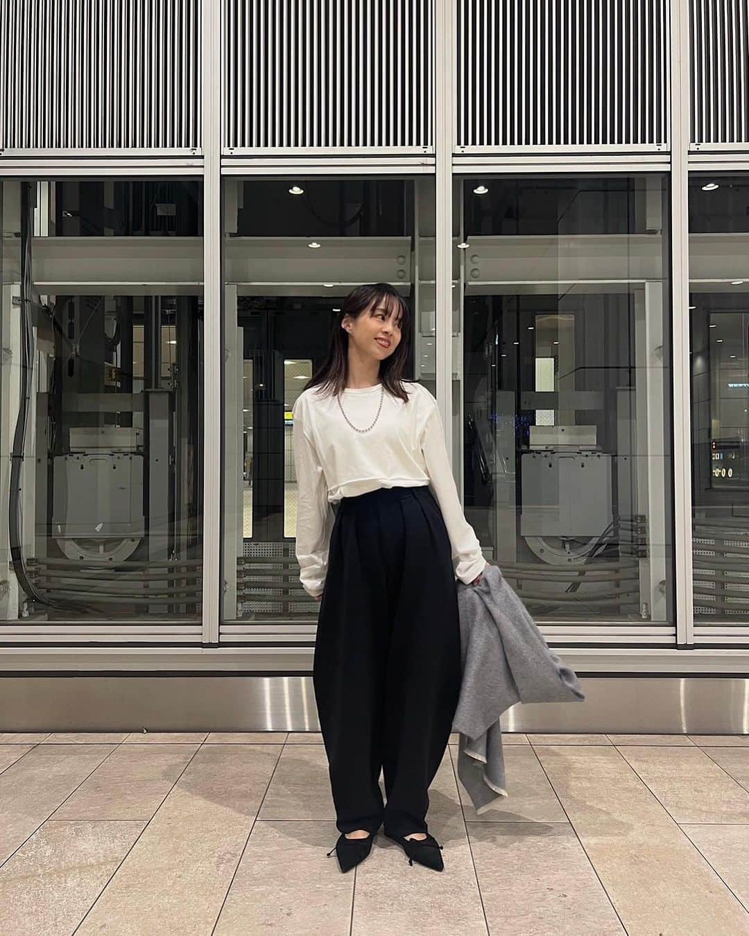 ETRÉ TOKYO ストアさんのインスタグラム写真 - (ETRÉ TOKYO ストアInstagram)「@etretokyo  【11/23 New Arrival 】  ㅤㅤㅤ ㅤㅤㅤ #ETREカービングニットパンツ GREY / BLACK S.M size ¥30,800(tax in) ㅤㅤㅤ ㅤㅤ ㅤㅤㅤ新宿スタッフ @etretokyo_nami 167cm BLACK/M 着用  @saa_______yaa 153cm BLACK/S 着用  @etretokyo_maki 161cm BLACK/M 着用  ㅤㅤㅤ  ㅤㅤㅤ┈┈┈┈┈┈┈┈┈┈┈┈┈┈┈┈┈┈┈ ㅤㅤㅤ ㅤㅤ  【INFORMATION】 ⁡ㅤㅤㅤ ⁡ ※11/23(木)発売のアイテムは、11/24(金)12:00よりお在庫のある場合、ルミネカード会員様限定で店舗通販のご利用が可能です。  ⁡ ※お電話がつながりにくい可能性がございます。 ⁡ ※また混雑時には入場制限及び 試着点数の制限を設けさせて頂きます。 予めご了承ください。 ⁡ ⁡ ご理解、ご協力を賜りますよう 心よりお願い申し上げます。   ㅤㅤㅤ 【LUMINE SHINJUKU STORE】 ETRÉ TOKYO ルミネ新宿2店 TEL：03-5989-0979  ー営業時間ー (平日、土日祝)11:00-21:00 ⁡  #etretokyo#etre#fashion#etretokyoshinjuku #etre#2023etre#etretokyo_staff_ootd#2023aw #大人ファッションコーデ #シンプルスタイル  #オトナカジュアルコーデ #ニットパンツ #オールブラックコーデ #セットアップコーデ #ハーフジップ #ブーツコーデ」11月21日 16時42分 - etretokyo_store