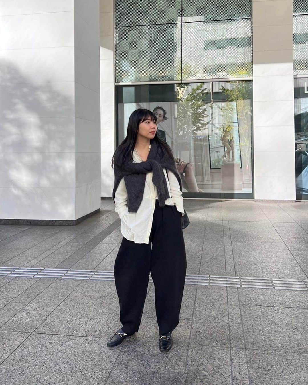 ETRÉ TOKYO ストアさんのインスタグラム写真 - (ETRÉ TOKYO ストアInstagram)「@etretokyo  【11/23 New Arrival 】  ㅤㅤㅤ ㅤㅤㅤ #ETREカービングニットパンツ GREY / BLACK S.M size ¥30,800(tax in) ㅤㅤㅤ ㅤㅤ ㅤㅤㅤ新宿スタッフ @etretokyo_nami 167cm BLACK/M 着用  @saa_______yaa 153cm BLACK/S 着用  @etretokyo_maki 161cm BLACK/M 着用  ㅤㅤㅤ  ㅤㅤㅤ┈┈┈┈┈┈┈┈┈┈┈┈┈┈┈┈┈┈┈ ㅤㅤㅤ ㅤㅤ  【INFORMATION】 ⁡ㅤㅤㅤ ⁡ ※11/23(木)発売のアイテムは、11/24(金)12:00よりお在庫のある場合、ルミネカード会員様限定で店舗通販のご利用が可能です。  ⁡ ※お電話がつながりにくい可能性がございます。 ⁡ ※また混雑時には入場制限及び 試着点数の制限を設けさせて頂きます。 予めご了承ください。 ⁡ ⁡ ご理解、ご協力を賜りますよう 心よりお願い申し上げます。   ㅤㅤㅤ 【LUMINE SHINJUKU STORE】 ETRÉ TOKYO ルミネ新宿2店 TEL：03-5989-0979  ー営業時間ー (平日、土日祝)11:00-21:00 ⁡  #etretokyo#etre#fashion#etretokyoshinjuku #etre#2023etre#etretokyo_staff_ootd#2023aw #大人ファッションコーデ #シンプルスタイル  #オトナカジュアルコーデ #ニットパンツ #オールブラックコーデ #セットアップコーデ #ハーフジップ #ブーツコーデ」11月21日 16時42分 - etretokyo_store