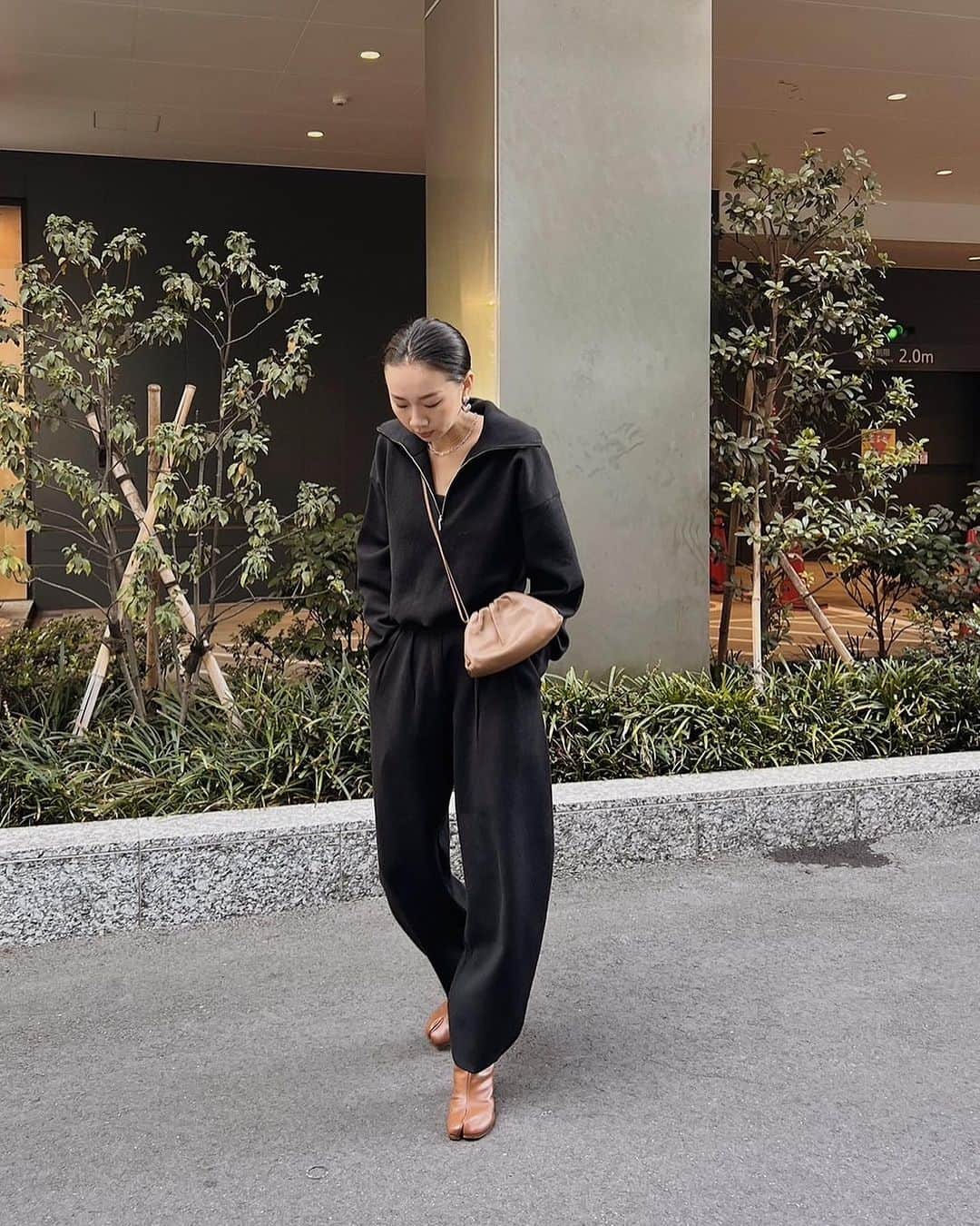 ETRÉ TOKYO ストアのインスタグラム：「@etretokyo  【11/23 New Arrival 】  ㅤㅤㅤ ㅤㅤㅤ #ETREカービングニットパンツ GREY / BLACK S.M size ¥30,800(tax in) ㅤㅤㅤ ㅤㅤ ㅤㅤㅤ新宿スタッフ @etretokyo_nami 167cm BLACK/M 着用  @saa_______yaa 153cm BLACK/S 着用  @etretokyo_maki 161cm BLACK/M 着用  ㅤㅤㅤ  ㅤㅤㅤ┈┈┈┈┈┈┈┈┈┈┈┈┈┈┈┈┈┈┈ ㅤㅤㅤ ㅤㅤ  【INFORMATION】 ⁡ㅤㅤㅤ ⁡ ※11/23(木)発売のアイテムは、11/24(金)12:00よりお在庫のある場合、ルミネカード会員様限定で店舗通販のご利用が可能です。  ⁡ ※お電話がつながりにくい可能性がございます。 ⁡ ※また混雑時には入場制限及び 試着点数の制限を設けさせて頂きます。 予めご了承ください。 ⁡ ⁡ ご理解、ご協力を賜りますよう 心よりお願い申し上げます。   ㅤㅤㅤ 【LUMINE SHINJUKU STORE】 ETRÉ TOKYO ルミネ新宿2店 TEL：03-5989-0979  ー営業時間ー (平日、土日祝)11:00-21:00 ⁡  #etretokyo#etre#fashion#etretokyoshinjuku #etre#2023etre#etretokyo_staff_ootd#2023aw #大人ファッションコーデ #シンプルスタイル  #オトナカジュアルコーデ #ニットパンツ #オールブラックコーデ #セットアップコーデ #ハーフジップ #ブーツコーデ」