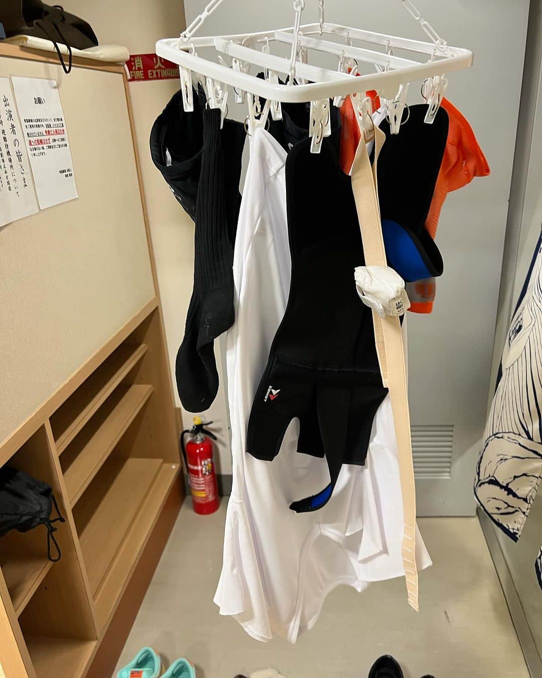 勝矢さんのインスタグラム写真 - (勝矢Instagram)「今日の2回公演の間も弁当やで〜 ハンバーグやん 俺はこう見えてハンバーグ大好きです❤️ ありがとう😊なっちゃん😊 やったるで〜 そして次に向けて洗濯物干したり乾かしたり もはやここに住んでる感じwww #帝国劇場 #ルパン」11月21日 16時46分 - ajakatsuya