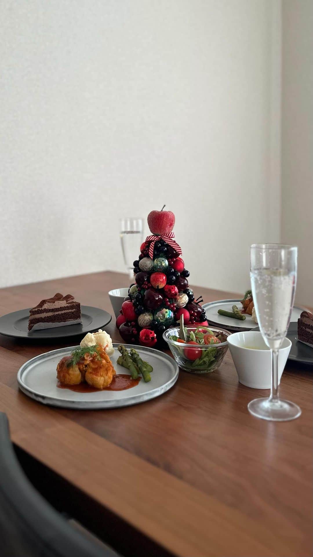 長谷川あやのインスタグラム：「・ かわいいクリスマスツリー🎄が 届いた〜〜🥺💕💕  今年はリンゴが可愛い アフタヌーンティー・リビングの クリスマスツリーを追加😘😘😘 @afternoontea_official   テーブルに置くだけで お部屋が一気にクリスマスっぽくなって わくわくが止まらない🫶  今年の冬もたくさん楽しんでいきたいな💛  #PR#リンゴのツリー#リンゴツリー#アフタヌーンティーリビング#afternoontealiving」