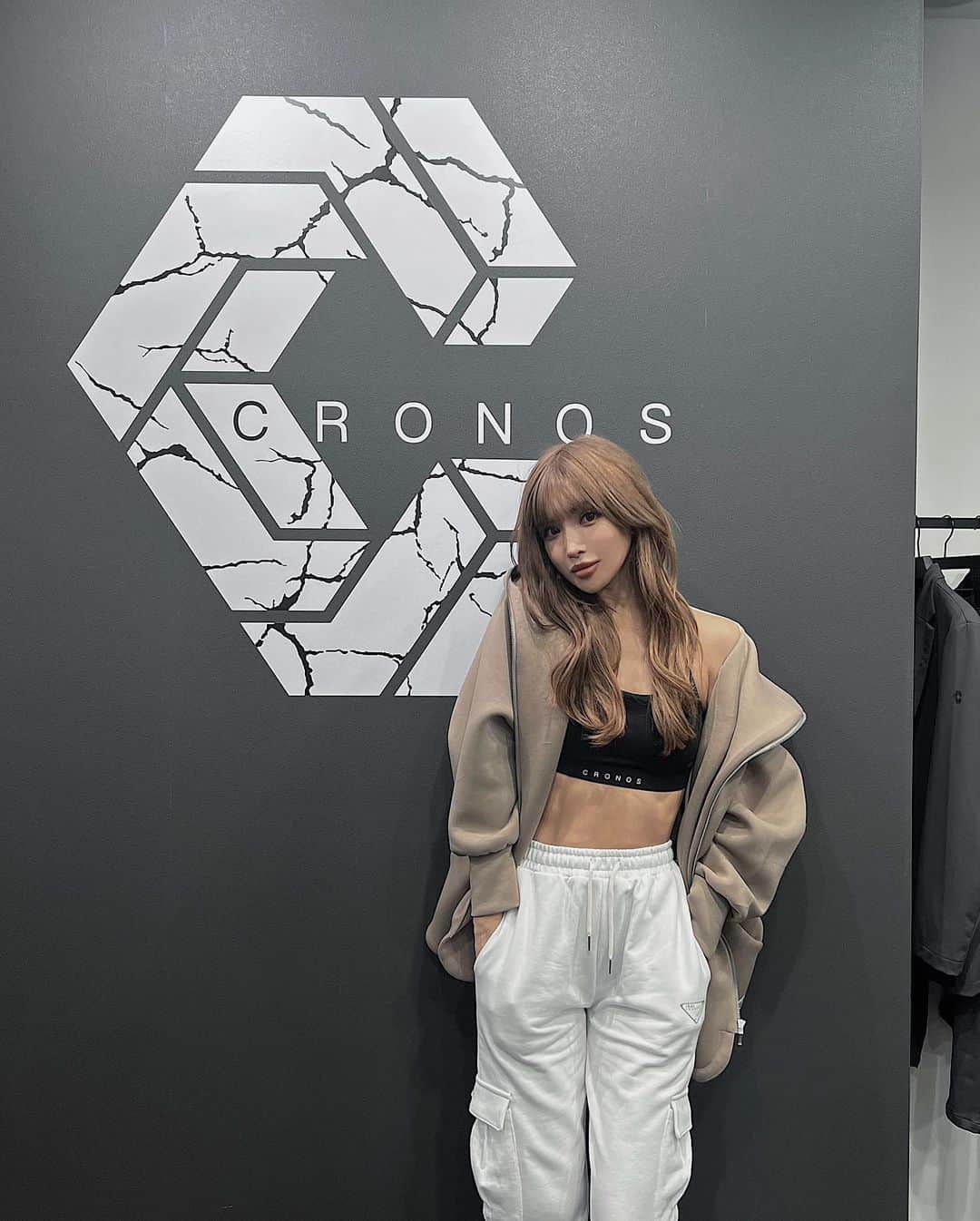小原優花のインスタグラム：「日曜にCRONOS×IRALコラボの店頭販売イベント🤍第3弾でCRONOS札幌店さんへ行ってまいりました🥹💓  @cronos_apparel  @cronos_apparel_sapporo  @iral_official   久々の札幌にテンションが上がりました🥺✨  初めてお会いする方々や、以前東京のイベントまで足を運んで下さっていた方にも再会できて、本当に嬉しかったです☺️💕 ありがとうございました！🙇‍♀️❤️❤️  人気のフルジップパーカーはお陰様で今回も1部で完売でした🥰✨  そして、札幌店の上には私も通っているパーソナルジムBEYONDさんも入っております🙆‍♀️✨ コラボのソイプロテインも販売されていました🙏🏻🩵🩵  札幌のCRONOSさんとBEYONDさんの皆様、ありがとうございました🌼🤝  次回は11/23(木)にCRONOS福岡店へ行きます！✈️🩷 ぜひお気軽に遊びに来て下さいませ💓🫶🏻」