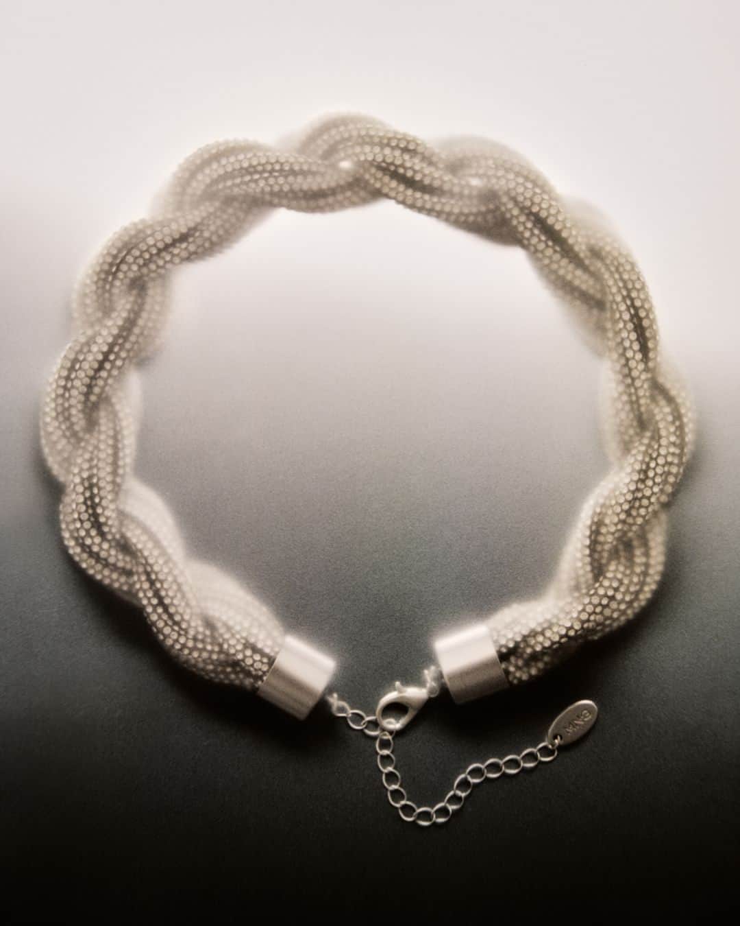 MANGOのインスタグラム：「A statement necklace is the perfect accessory to spice up your festive looks. Get hold of it at mango.com ⁣ Necklace: 67040358 ⁣ #MangoWoman」