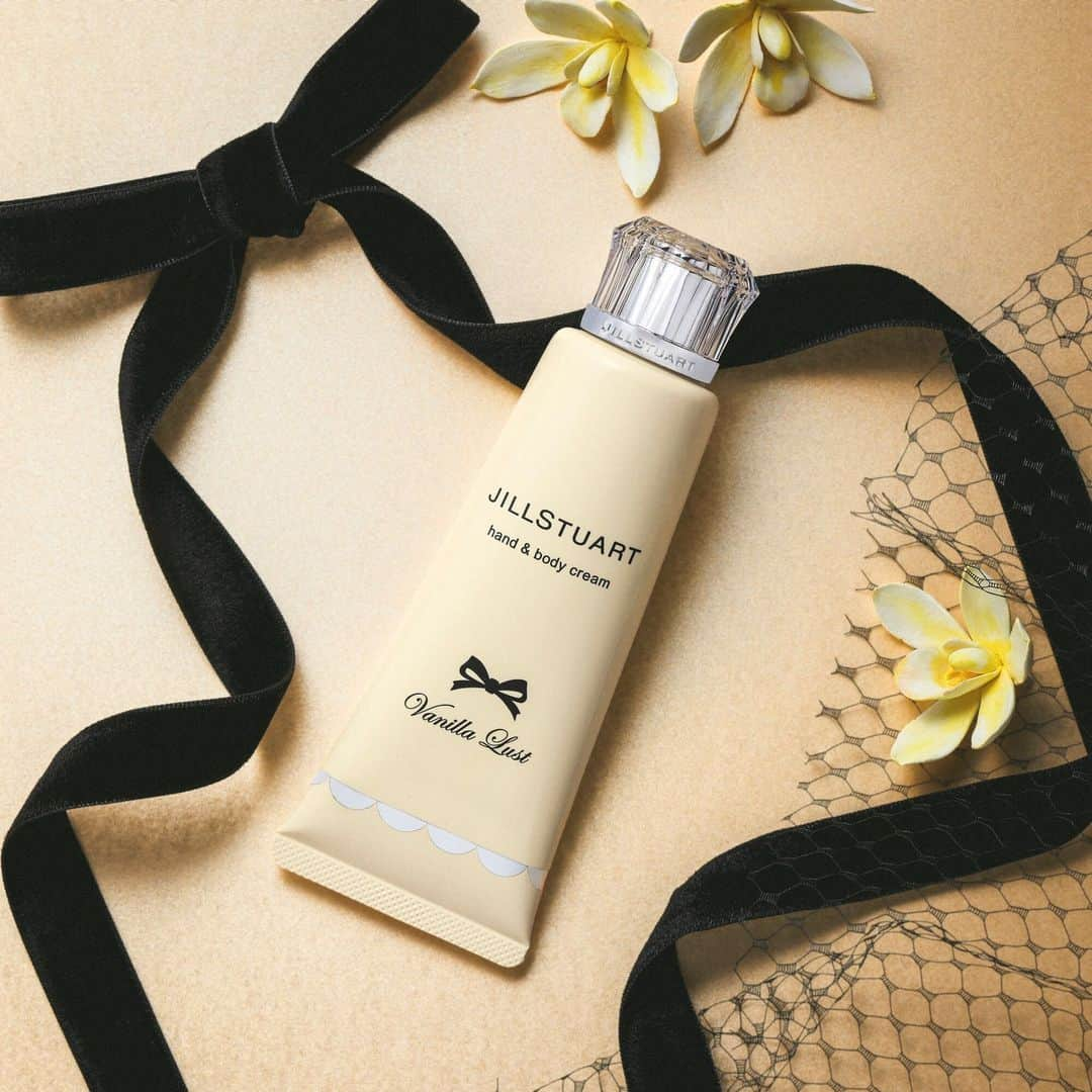 JILLSTUART BEAUTYのインスタグラム：「JILL STUART Vanilla Lust Limited Items 〜Promise Ribbon〜 12月1日(金)より発売 《予約受付中》  ■ヴァニララスト　ハンド＆ボディ クリーム するするとのび広がり、なめらかで上質なテクスチャー。 甘く官能的な香りで肌を包み込み、 全身をうるおいと心地よさで満たす、 限定品のハンド＆ボディクリーム。  ※公式オンラインショップでは予約完売している場合がございます。 12月1日(金)の発売をお待ちください。  #jillstuart #jillstuartbeauty #ジルスチュアート #ヴァニララスト #バニラ #ハンドクリーム #ボディクリーム」