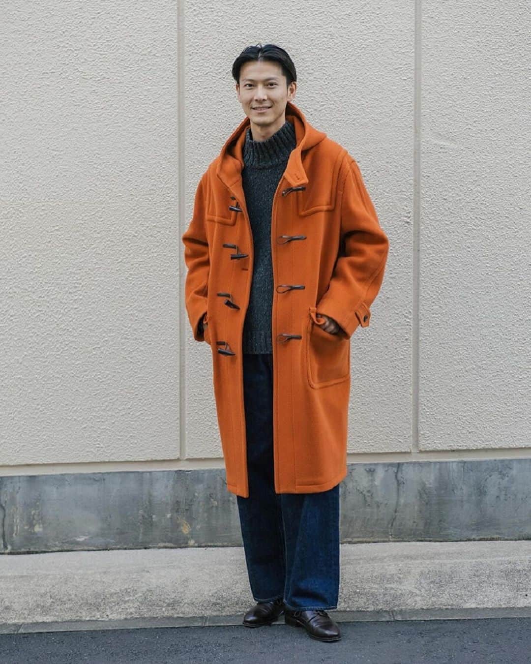 UNITED ARROWS のインスタグラム：「UA SNAP 2023 WINTER   スタッフ後藤 / PR 身長：185cm 「オレンジが映えるコートを主役に、シンプルにまとめました。足元は革靴で、トラッドなムードに。」  ・ダッフルコート  ＜UNITED ARROWS＞ ¥110,000- 着用サイズ：L  ・タートルネック セーター ＜UNITED ARROWS＞ ¥19,910- 着用サイズ：L  #UnitedArrows #UnitedArrowsMen #ユナイテッドアローズ #UASNAP」