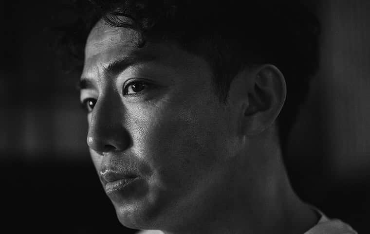 Domani編集部公式アカウントのインスタグラム：「イケてるのにこじらせている大人男子が語る人気連載。今回は、渡米以来沈黙を続けてきたピース　#綾部祐二 さんが、仕事・英語・夢・結婚について語ります！ イタいけどかっこいい、綾部さんにしかできない生き方とは。   インタビュー記事はWeb Domaniで公開中です！ https://domani.shogakukan.co.jp/940365  @yujiayabe  #インタビュー #こじらせ男のひとりごと #お笑い芸人 #ピース」