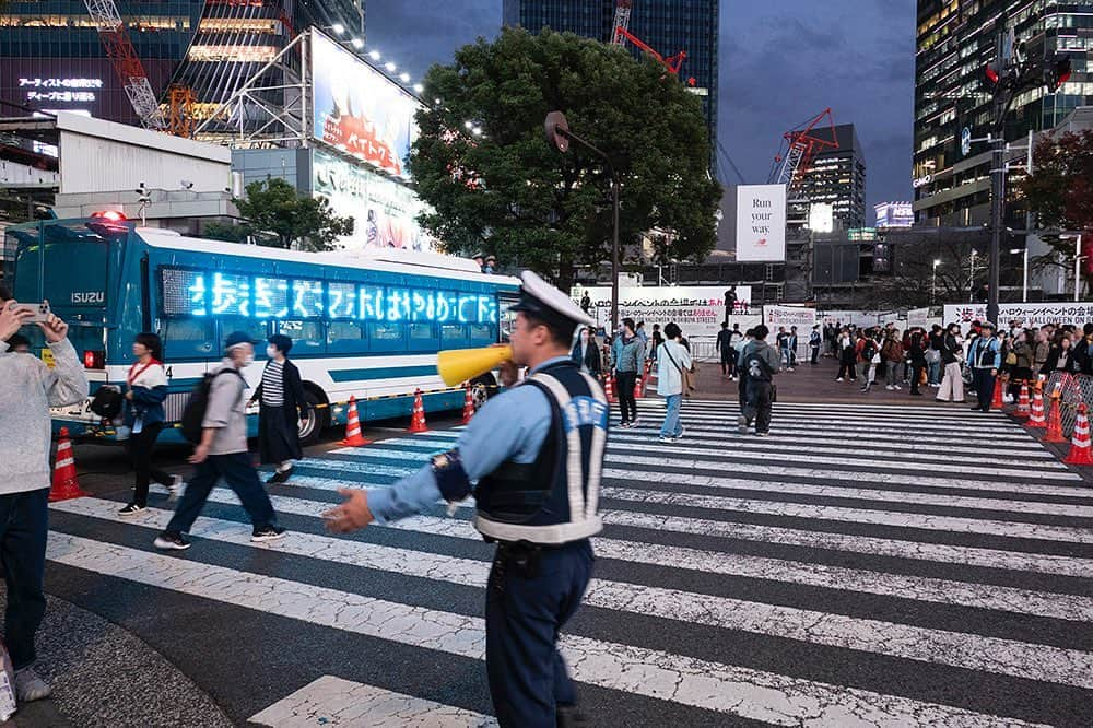 東京都庁広報課さんのインスタグラム写真 - (東京都庁広報課Instagram)「渋谷 2023 ハロウィン当日(2023.10.31撮影)  最寄駅：渋谷駅  #tokyotokyo #tokyogram #moodygrams #jp_gallery #ptk_japan #gdayjapan #realtokyolife #beautifuldestinations #tokyojapan #instatokyo #loves_nippon #phos_japan #bestjapanpics #cooljapan #japan_of_insta #photo_jpn #illgrammers #景色 #東京 #東京都 #東京観光 #東京旅行 #東京散歩 #風景 #街の風景 #東京風景 #Tokyo #东京 #도쿄 #tokyogood」11月21日 17時00分 - tocho_koho_official