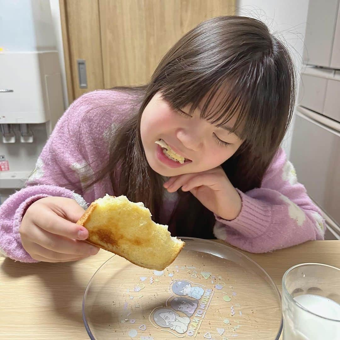 おかんとむすめさんのインスタグラム写真 - (おかんとむすめInstagram)「.  最近のトーストには 明治チューブでチーズブレンド 150gを 塗って食べるのがお気に入りの我が家🍞✨  チーズブレンドにはチェダーチーズが 使用されているみたいでパンにじゅわっと しみこむチーズの風味がおいしすぎる😋🫕  チューブタイプだから便利で時短だし 朝食のレパートリーが増えて助かってます🫶 アレンジしても美味しそう🫶  #明治チューブでチーズブレンド #じゅわっとしみこむ #時短 #レシピ #PR #明治」11月21日 17時01分 - okanmusume