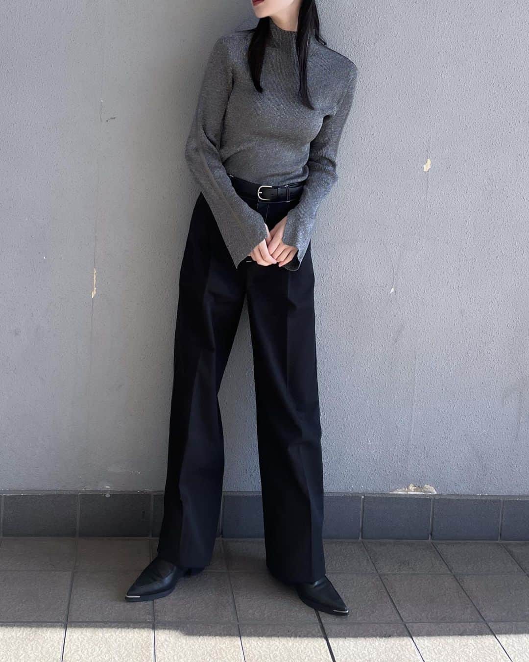 金澤葵さんのインスタグラム写真 - (金澤葵Instagram)「. 圧倒的グレー率高めな私服🎯  オーダーしたアイテムが続々と届いているっ  tops : @_josemoon_  pants : @deten__official  shoes : @alm._official  beanie : @uniqlo_jp   赤ちゃん抱っこしていると猫背になるのよね 写真撮る時くらい気をつけよ🤣」11月21日 16時53分 - aoi_kanazawa