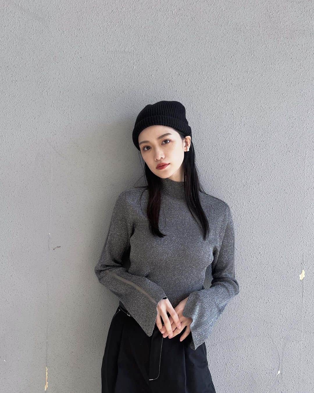 金澤葵さんのインスタグラム写真 - (金澤葵Instagram)「. 圧倒的グレー率高めな私服🎯  オーダーしたアイテムが続々と届いているっ  tops : @_josemoon_  pants : @deten__official  shoes : @alm._official  beanie : @uniqlo_jp   赤ちゃん抱っこしていると猫背になるのよね 写真撮る時くらい気をつけよ🤣」11月21日 16時53分 - aoi_kanazawa