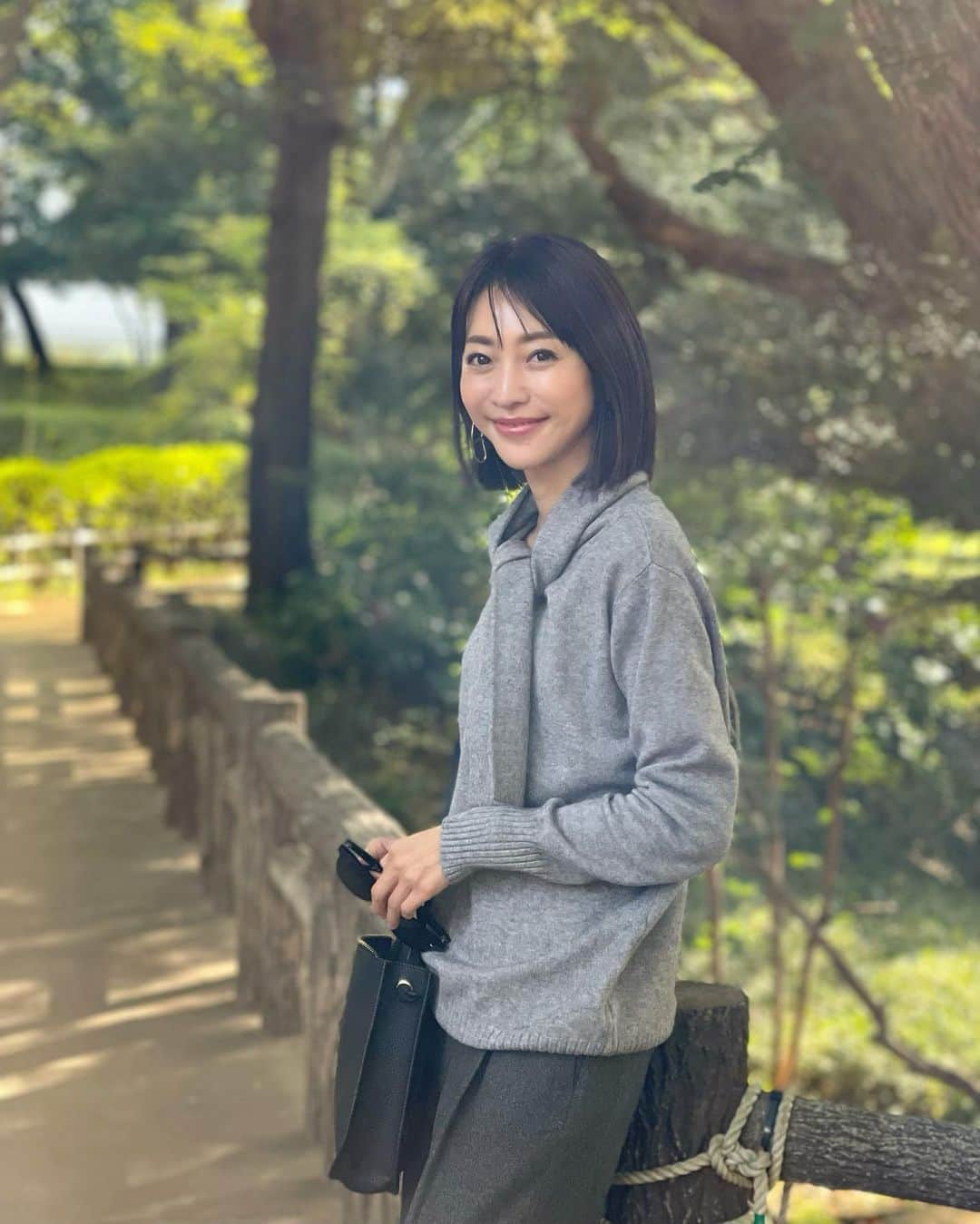 木本泉のインスタグラム：「- ランチ後にお散歩🍂  まだ紅葉はしてないですね🍁 いつ頃かな？😌  中にヒートテック着たらアウターなしで👌」