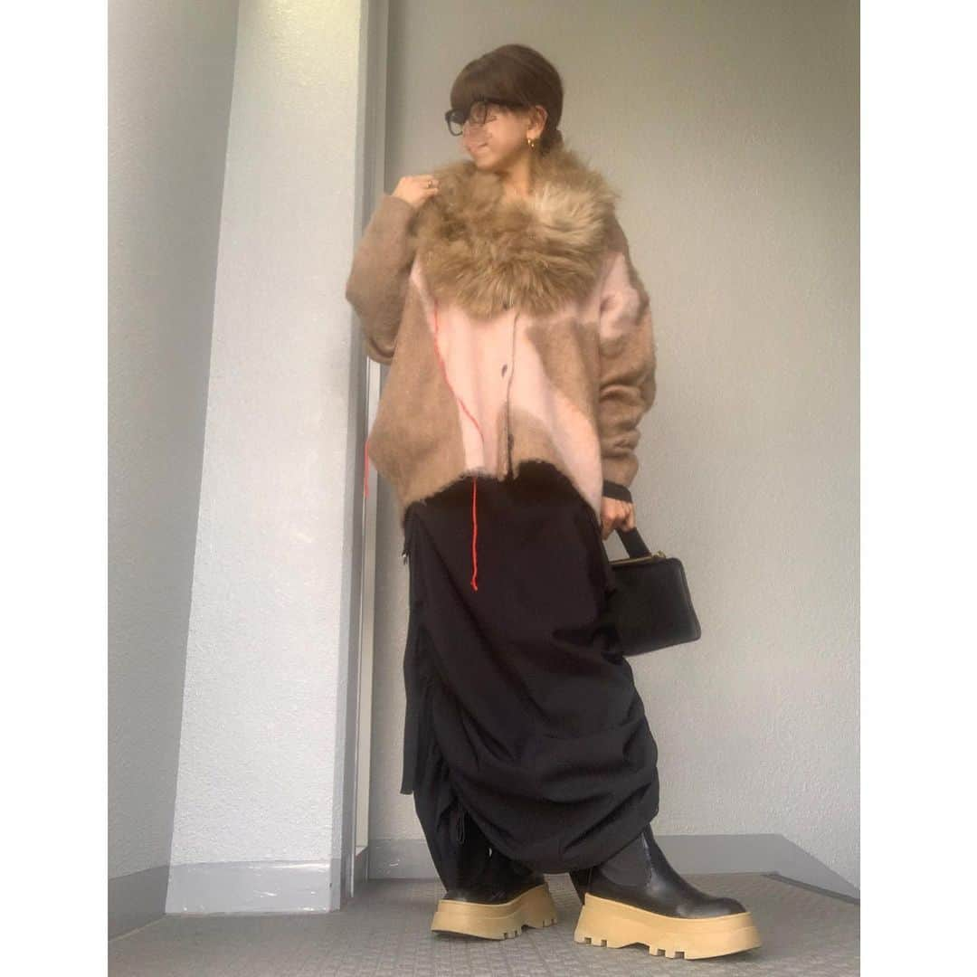 chieminsさんのインスタグラム写真 - (chieminsInstagram)「kが可愛い🫠🤍 色目も大好き🤍 久しぶりに引っ張り出したもふもふちゃんはやっぱり可愛いでしかない🤍  毎日毎日があっという間に過ぎるんだけど、それはそれで充実しているのよ‧✧̣̥̇·͜· 夕飯作りながら飲むビールが最高🍺‧✧̣̥̇‧  cardigan▶︎▷#knuthmarf  skirt▶︎▷#zara boots▶︎▷#searoomlynn  bag▶︎▷#lifestylist   #code  #coordinate #ootd #outfit #mylook #ママコーデ#156cmコーデ」11月21日 16時54分 - chery0131