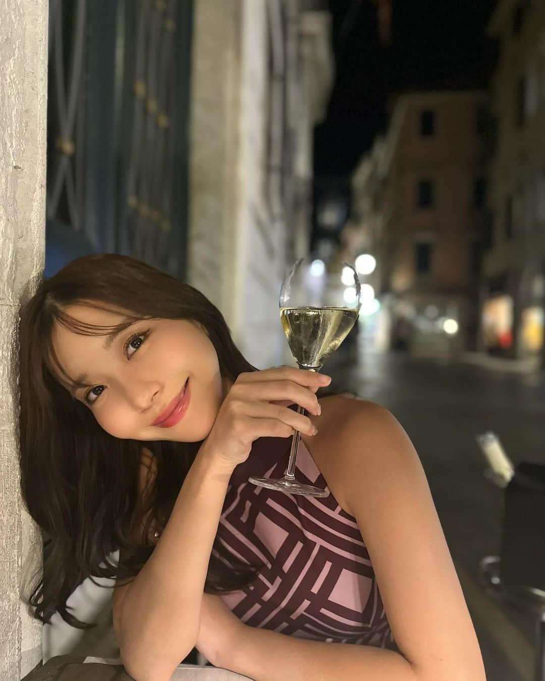 COCOのインスタグラム：「旅の思い出🇮🇹💕 イタリアはワインが本当に美味しかった🥂  年末の予定あげておくね☺️🌟  schedule ▼11月23日 WPT TOKYO EG ▼11月24日 WPT TOKYO EG ▼11月25日 朝日新聞社杯 競輪祭G1 ABEMA TV ▼11月26日 朝日新聞社杯 競輪祭G1 ABEMA TV ▼11月29日 @burlesque.tokyo 12周年 出演 ▼12月6.11.12.15.19 @burlesque.tokyo 出演(予定) ▼12月21日 @rizingirl_2023 idol event ▼12月22日 Xmas撮影会 in tokyo ▼12月23日 ファンクラブ限定イベント開催」