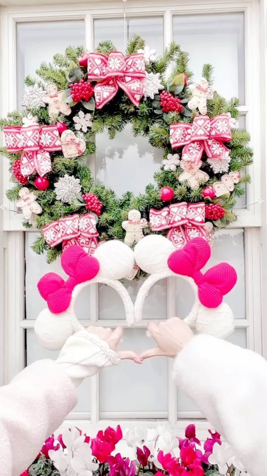中井りかのインスタグラム：「少しずつ投稿してるけれどクリスマスディズニーにいけたよ〜.ᐟ.ᐟ🎄꙳❅ 卒業発表お疲れ様会だね🎀 ミキミニの誕生日で人がやばかったけれど 強風につき風キャン祭りですハハッ(ミキヴォ)  @lacemade_jp のニットワンピがとにかく 今年のクリスマスカチューシャに ぴったりなの🧶♡  #クリスマスディズニー #ディズニーコーデ #クリスマスコーデ　#tds #disneysea #tokyodisneysea #ディズニーシー　#東京ディズニーシー　#東京ディズニーリゾート　#おぴめこーで  #lacemade #ニットワンピ　#リルリンリン #リルリンリンコーデ　#ディズニー40周年」