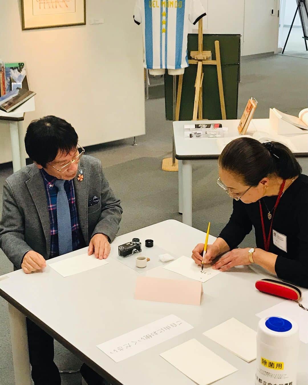 尾木直樹さんのインスタグラム写真 - (尾木直樹Instagram)「今日は広尾の都立中央図書館に出勤して､館内でやっているアルゼンチン共和国大使館主催のカリグラフィー展「アルゼンチンを紐解くフレーズ」を見学。美しいカリグラフィーの書き方を教えていただいた尾木ママです♪１１月３０日（木）迄展示してますよ！カリグラフィーも実習させてもらえます＾＾是非広尾に来てください。無料です。お昼は久しぶりにカレー🍛！ ｰ #アルゼンチン #大使館 #主催イベント #カリグラフィー #手書きの魅力 #芸術の秋 #東京都立中央図書館 #広尾 #食堂もあるよ #尾木ママ #今日はカレー #広尾ランチ」11月21日 16時56分 - oginaoki_ogimama