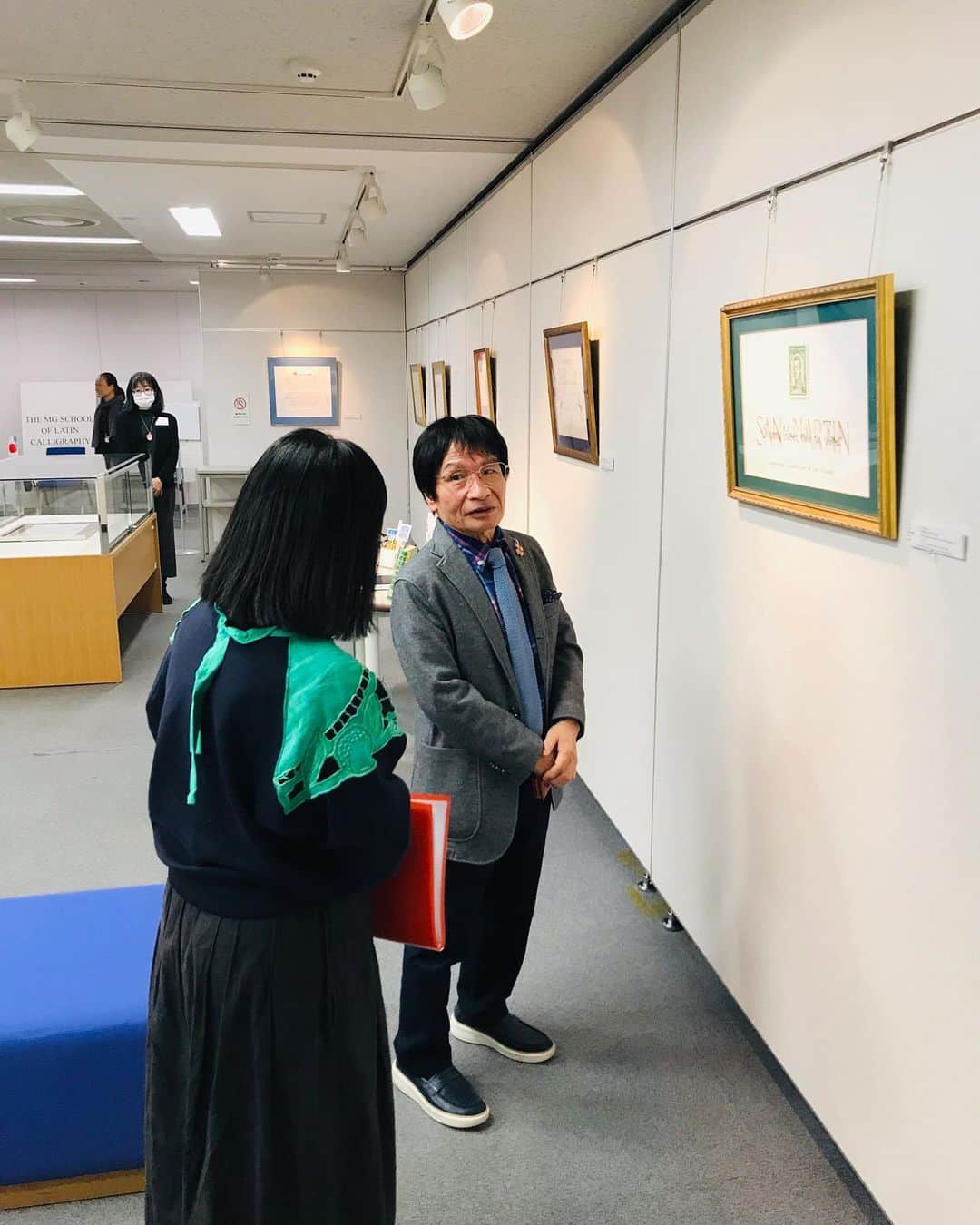 尾木直樹さんのインスタグラム写真 - (尾木直樹Instagram)「今日は広尾の都立中央図書館に出勤して､館内でやっているアルゼンチン共和国大使館主催のカリグラフィー展「アルゼンチンを紐解くフレーズ」を見学。美しいカリグラフィーの書き方を教えていただいた尾木ママです♪１１月３０日（木）迄展示してますよ！カリグラフィーも実習させてもらえます＾＾是非広尾に来てください。無料です。お昼は久しぶりにカレー🍛！ ｰ #アルゼンチン #大使館 #主催イベント #カリグラフィー #手書きの魅力 #芸術の秋 #東京都立中央図書館 #広尾 #食堂もあるよ #尾木ママ #今日はカレー #広尾ランチ」11月21日 16時56分 - oginaoki_ogimama