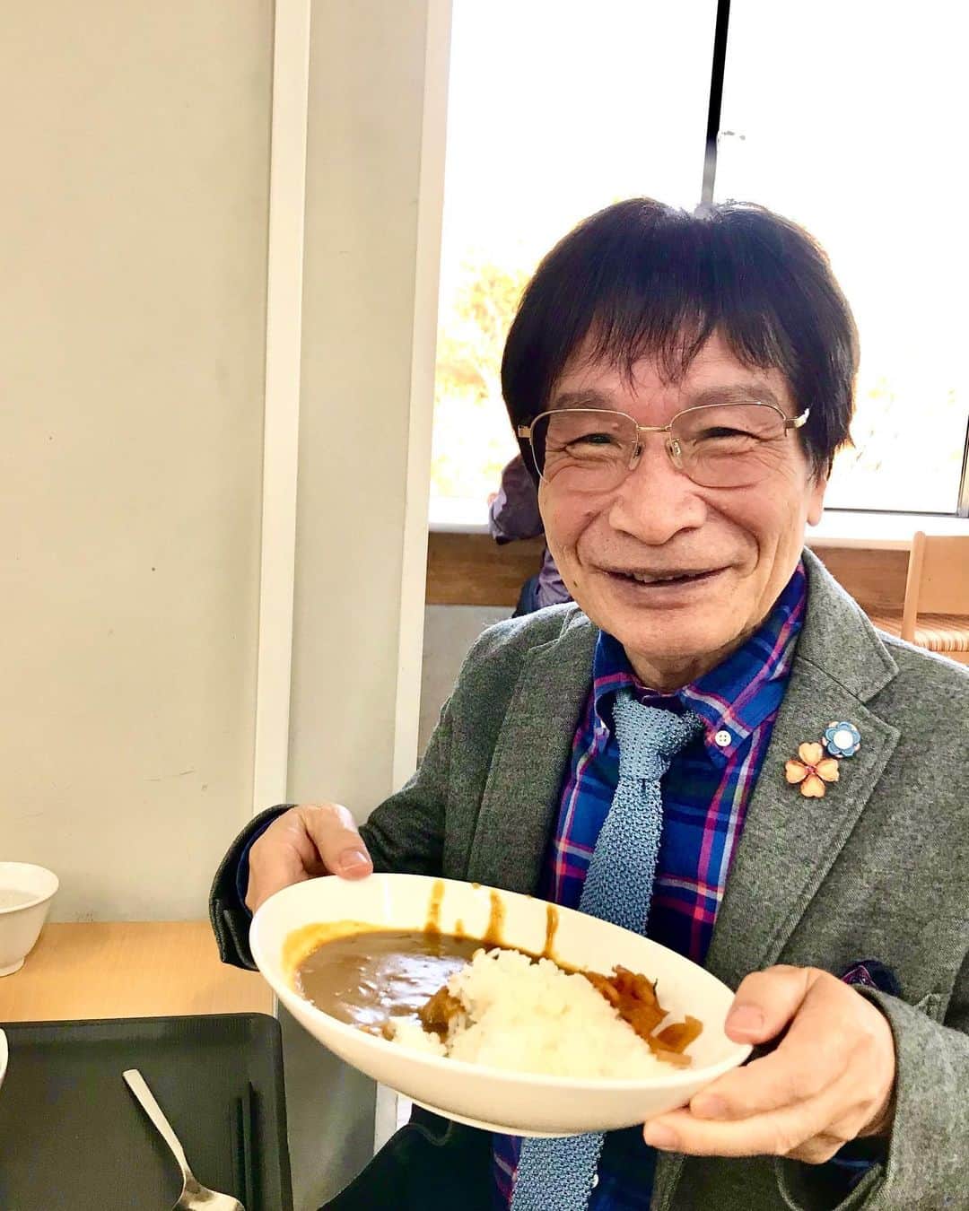 尾木直樹さんのインスタグラム写真 - (尾木直樹Instagram)「今日は広尾の都立中央図書館に出勤して､館内でやっているアルゼンチン共和国大使館主催のカリグラフィー展「アルゼンチンを紐解くフレーズ」を見学。美しいカリグラフィーの書き方を教えていただいた尾木ママです♪１１月３０日（木）迄展示してますよ！カリグラフィーも実習させてもらえます＾＾是非広尾に来てください。無料です。お昼は久しぶりにカレー🍛！ ｰ #アルゼンチン #大使館 #主催イベント #カリグラフィー #手書きの魅力 #芸術の秋 #東京都立中央図書館 #広尾 #食堂もあるよ #尾木ママ #今日はカレー #広尾ランチ」11月21日 16時56分 - oginaoki_ogimama