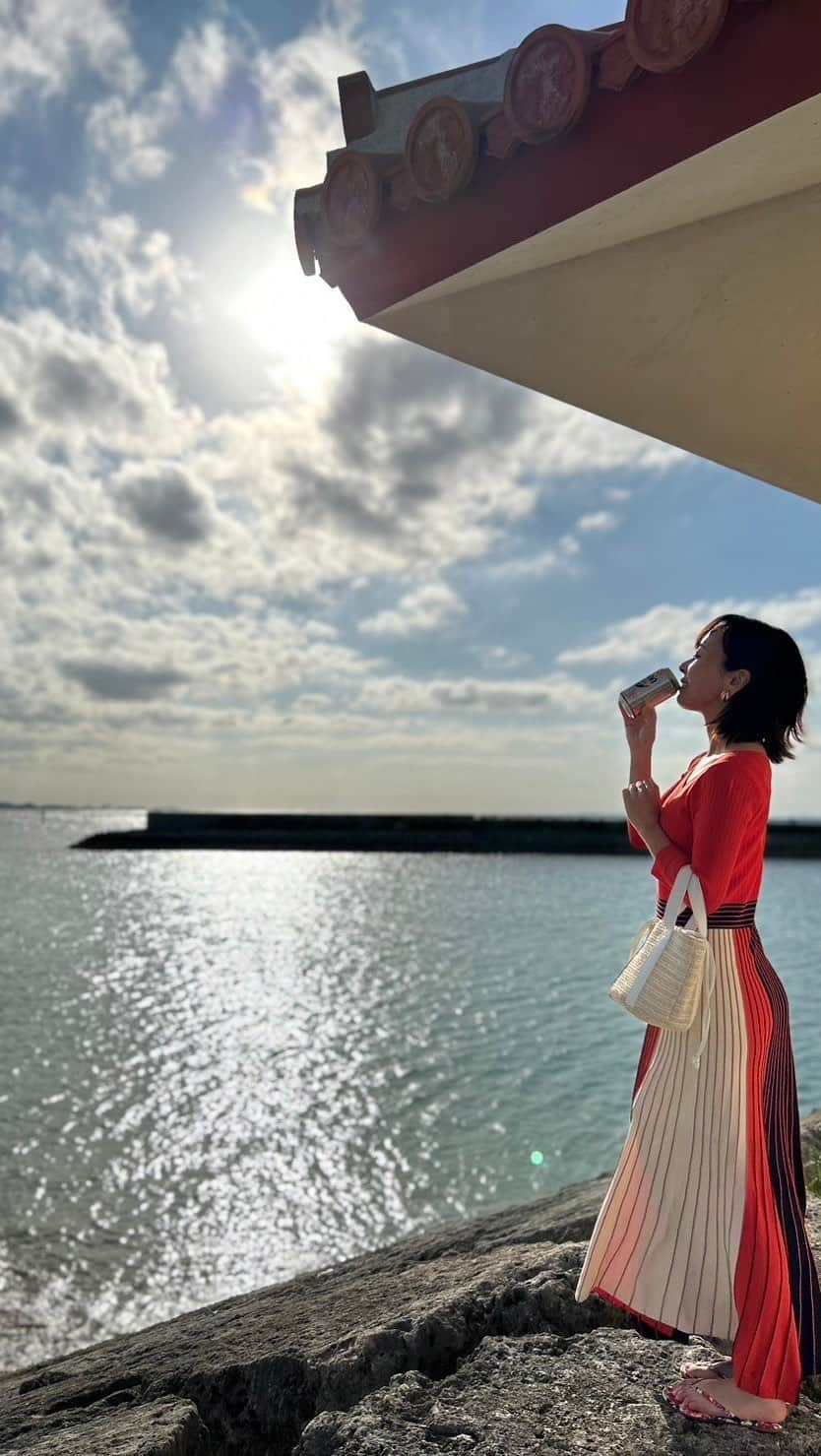 菊池良子のインスタグラム：「〜沖縄の旅〜海編🏖 ・ ・ 沖縄の海はきれいすぎた🫶 ・ ・ 外は寒くなってきたけど海を見て、あったかい気持ち＆癒されてください🥰 ・ ・ 旅行、ひーーーーーーーーっさしぶりでした🛩 ・ ・ #旅行　#沖縄旅行　#沖縄の海 #沖縄の雲　#自然　#大自然　#デジタルデトックス　#癒し旅　#晴れ女炸裂　#ラッキーガール　#フリーアナウンサー　#1泊2日じゃ足りない　#休みないから限界　#弾丸旅行　#okinawa #trip #travel」