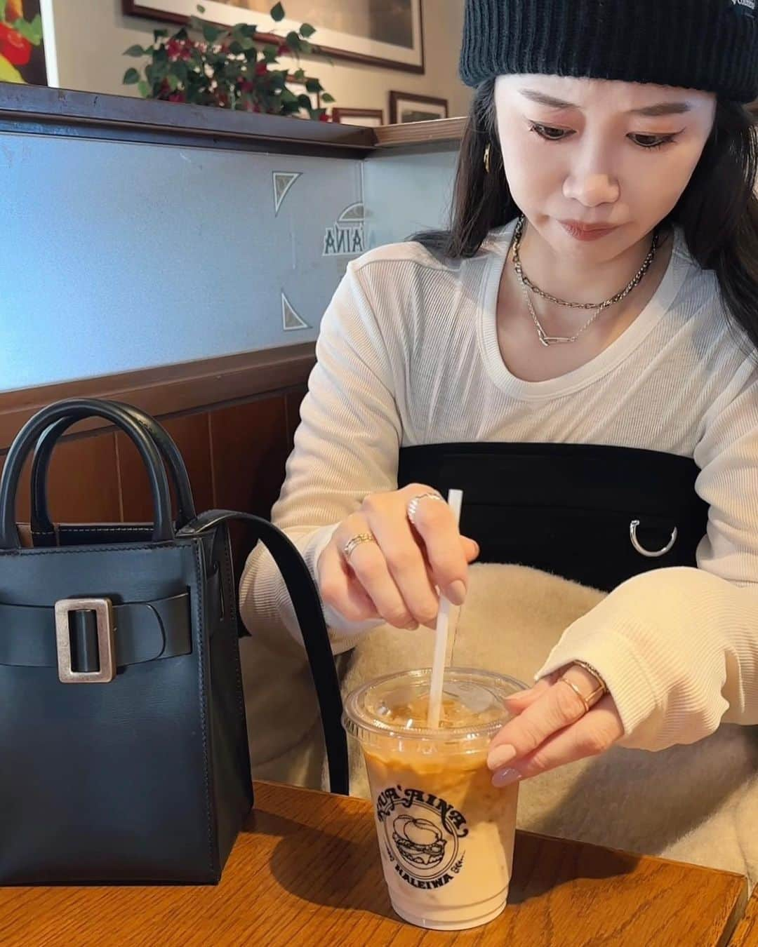 TOMOKAさんのインスタグラム写真 - (TOMOKAInstagram)「最近よく使ってる大好きなbag   あまり主張の強くないものが好きなので ミニマムなデザインの中にブランドアイコンでもある ベルトデザインが◎ レザーの質の良さが際立ってお気に入り😚  #toyodatrading_PR #boyy」11月21日 17時01分 - ______839048