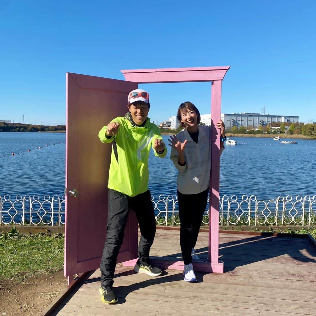 西谷綾子さんのインスタグラム写真 - (西谷綾子Instagram)「👧🏻👦🏻🏃‍♂️🏃‍♀️ 日曜日は久喜菖蒲公園で 第9回おひさまマルシェ with 健幸・スポーツフェスタが開催！  かけっこ教室の講師を務めさせて頂きました🥰 走る楽しさと面白さを感じてもらいながら 足が速くなるポイントをお伝えしました✨  60分集中して楽しみながら 頑張ってくれて感動🥹👏 子供達も親御さんも喜んでくれて 良かったーー😭  子供同士の励まし合いもうまれ、 いい雰囲気だった🥹  かけっこを通して 何かキッカケを掴んでもらえていたら嬉しいです🥹  私は子供が大好きで 小さい頃に保育士という夢を描いていました。  でも小学生の時に歌をうたったら友達から笑われて、 自分が音痴だということをここで知り笑  人前で歌うことが恥ずかしい！笑われるのが嫌！ どうせピアノも弾けないだろう！と 自分で勝手に決めつけて保育士を諦めました。  でも違った形で 子供たちと接するお仕事がしたいなと思い #かけっこアドバイザー を習得 ( @jaruna.official )  これまで @dc.ntv の方で かけっこのパーソナルはしていましたが イベントは初めて！ (依頼はありましたがスケジュール合わなく叶わず)  今回、声をかけてくださり ありがとうございました！！ @koki_kawauchi   そして良い雰囲気できたのも @_ayasgram_  ちゃん、大高さん！の 気遣いと熱いサポートがあったから！感謝です🥰  世界的パフォーマーによる サッカー×エンタメ MARUKOさん⚽️素晴らしかった！  #違った形で想いが叶った♡」11月21日 16時56分 - ayako.nishitani