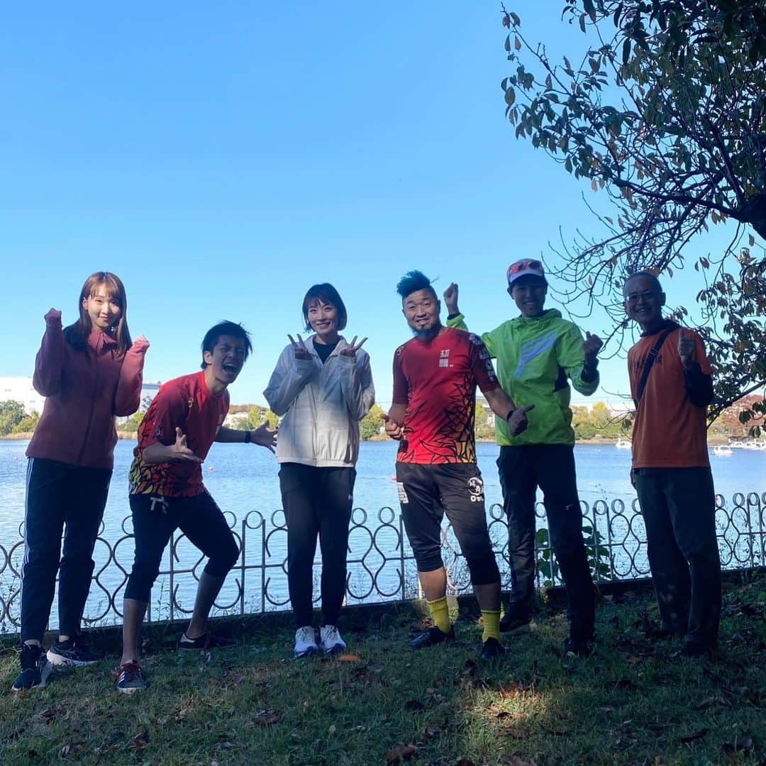 西谷綾子さんのインスタグラム写真 - (西谷綾子Instagram)「👧🏻👦🏻🏃‍♂️🏃‍♀️ 日曜日は久喜菖蒲公園で 第9回おひさまマルシェ with 健幸・スポーツフェスタが開催！  かけっこ教室の講師を務めさせて頂きました🥰 走る楽しさと面白さを感じてもらいながら 足が速くなるポイントをお伝えしました✨  60分集中して楽しみながら 頑張ってくれて感動🥹👏 子供達も親御さんも喜んでくれて 良かったーー😭  子供同士の励まし合いもうまれ、 いい雰囲気だった🥹  かけっこを通して 何かキッカケを掴んでもらえていたら嬉しいです🥹  私は子供が大好きで 小さい頃に保育士という夢を描いていました。  でも小学生の時に歌をうたったら友達から笑われて、 自分が音痴だということをここで知り笑  人前で歌うことが恥ずかしい！笑われるのが嫌！ どうせピアノも弾けないだろう！と 自分で勝手に決めつけて保育士を諦めました。  でも違った形で 子供たちと接するお仕事がしたいなと思い #かけっこアドバイザー を習得 ( @jaruna.official )  これまで @dc.ntv の方で かけっこのパーソナルはしていましたが イベントは初めて！ (依頼はありましたがスケジュール合わなく叶わず)  今回、声をかけてくださり ありがとうございました！！ @koki_kawauchi   そして良い雰囲気できたのも @_ayasgram_  ちゃん、大高さん！の 気遣いと熱いサポートがあったから！感謝です🥰  世界的パフォーマーによる サッカー×エンタメ MARUKOさん⚽️素晴らしかった！  #違った形で想いが叶った♡」11月21日 16時56分 - ayako.nishitani